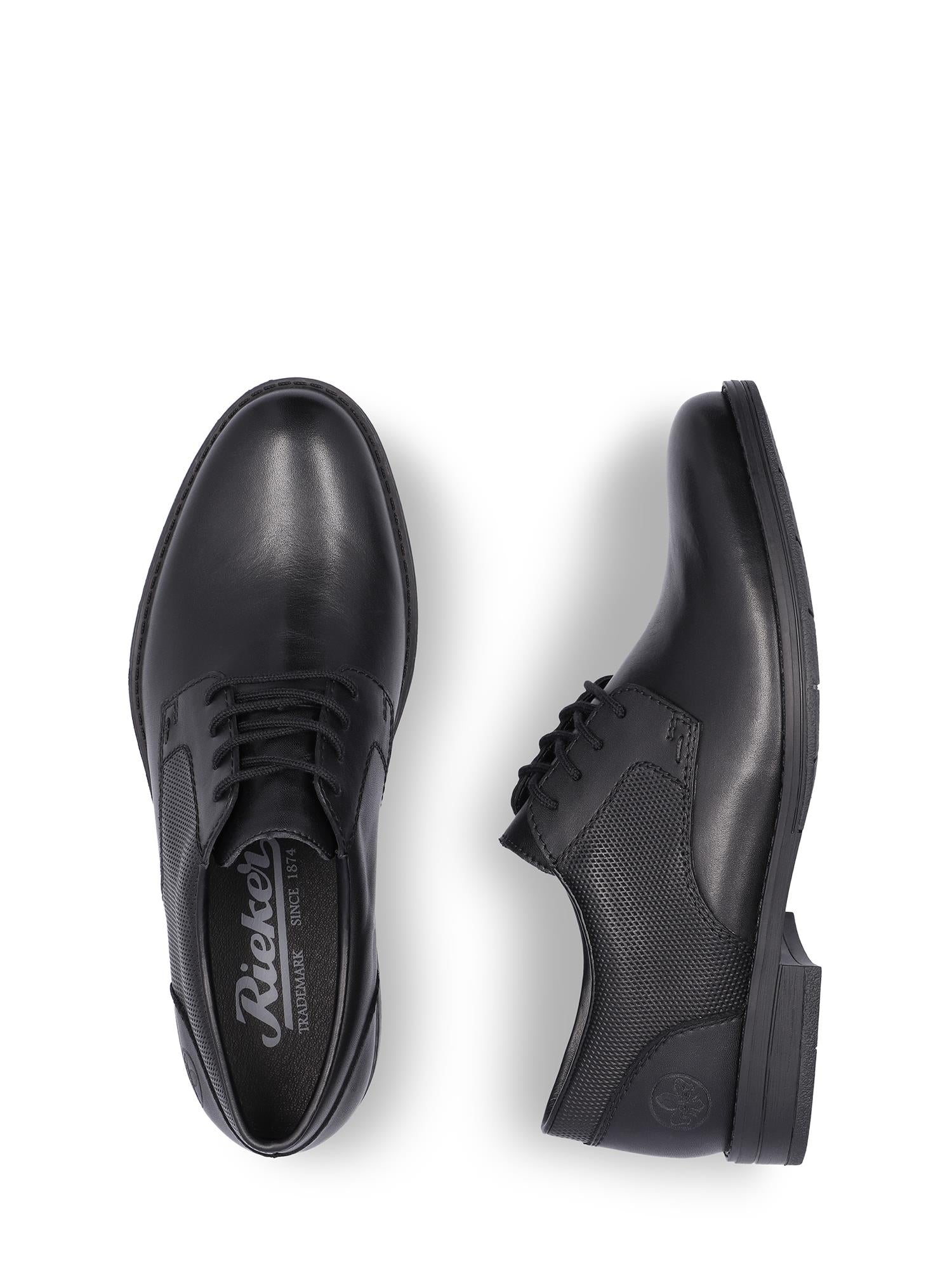 Et par svarte 07525 Rieker Berlin Leather Dressko-sko fra Rieker Comfort & Style, vist ovenfra og fra siden mot hvit bakgrunn – den ene fremhever logoen på innersålen, den andre viser teksturerte sidedetaljer for ekstra komfort.