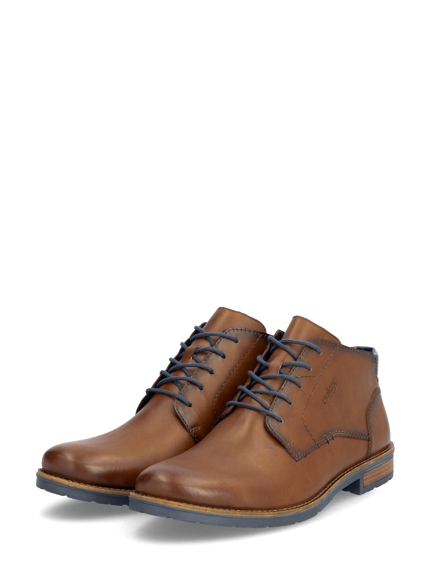 04760 Rieker Classic Leather Boot Brown fra Rieker Comfort & Style er en snørestøvel for menn i brunt skinn med mørkegrå såler og blå sømmer, vist mot en hvit bakgrunn - et ideelt ankelstøvletter for menn.
