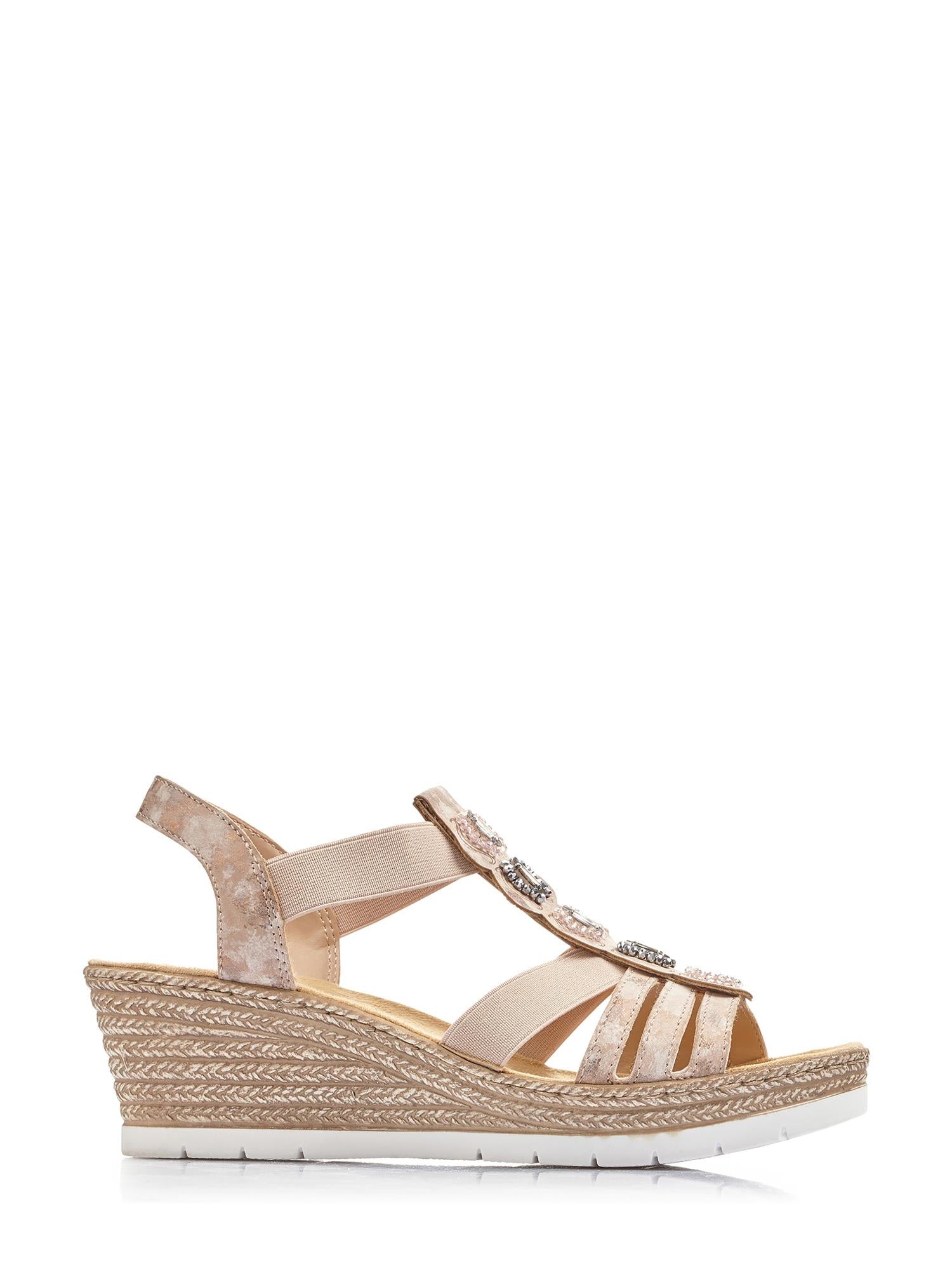 07636 Rieker Zahara Stone-sandalen fra Rieker Comfort & Style har flere stropper, juvelbesatte detaljer, en teksturert vevd platåhæl, åpen tå, justerbar hælstropp, antistress-teknologi og en høyere kilehæl.