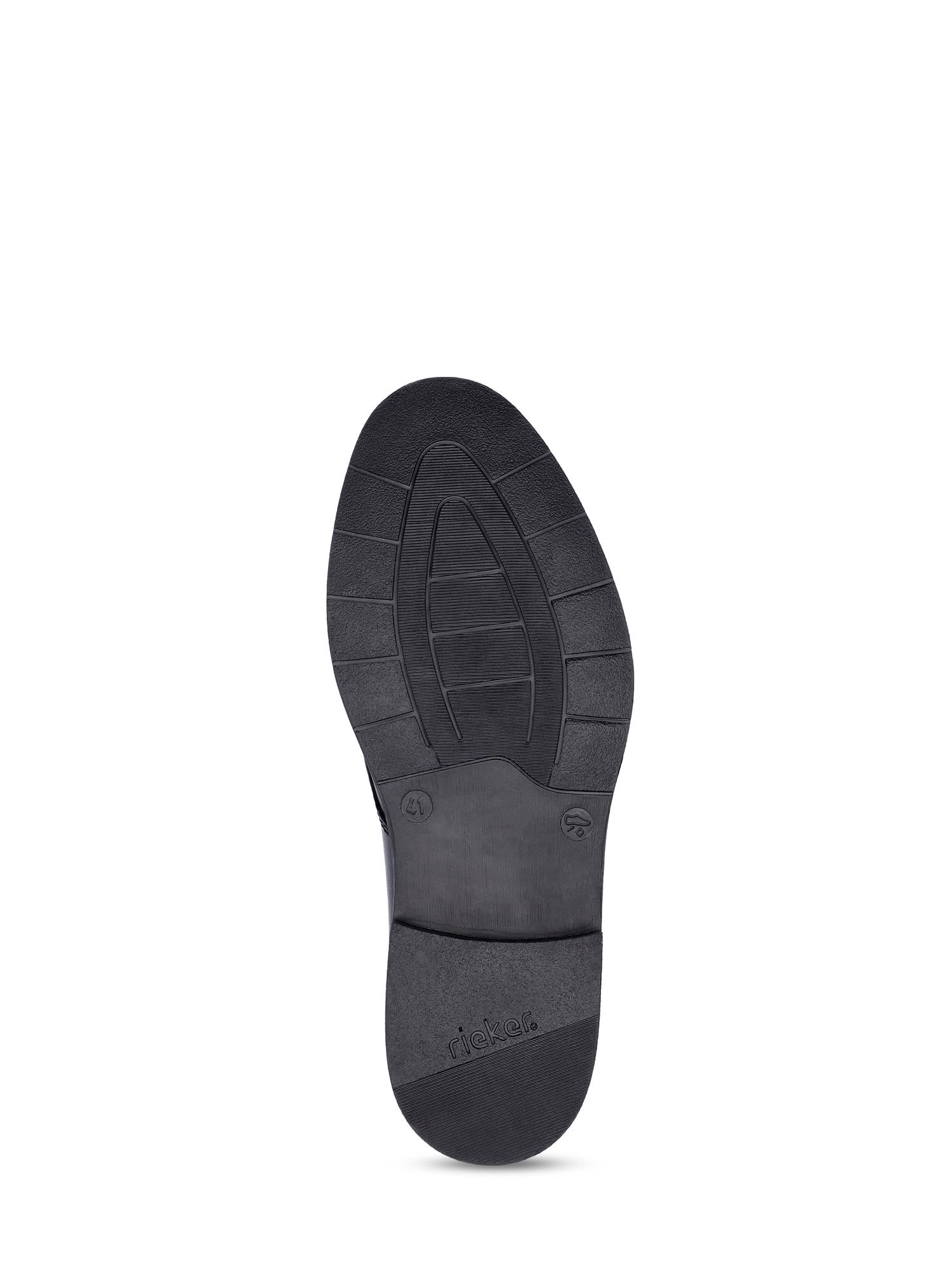 Bildet viser den svarte gummisålen på 07525 Rieker Berlin Leather Dressko fra Rieker Comfort & Style. Riller og teksturerte mønstre gir grep og komfort, med merkenavnet preget nær hælen.