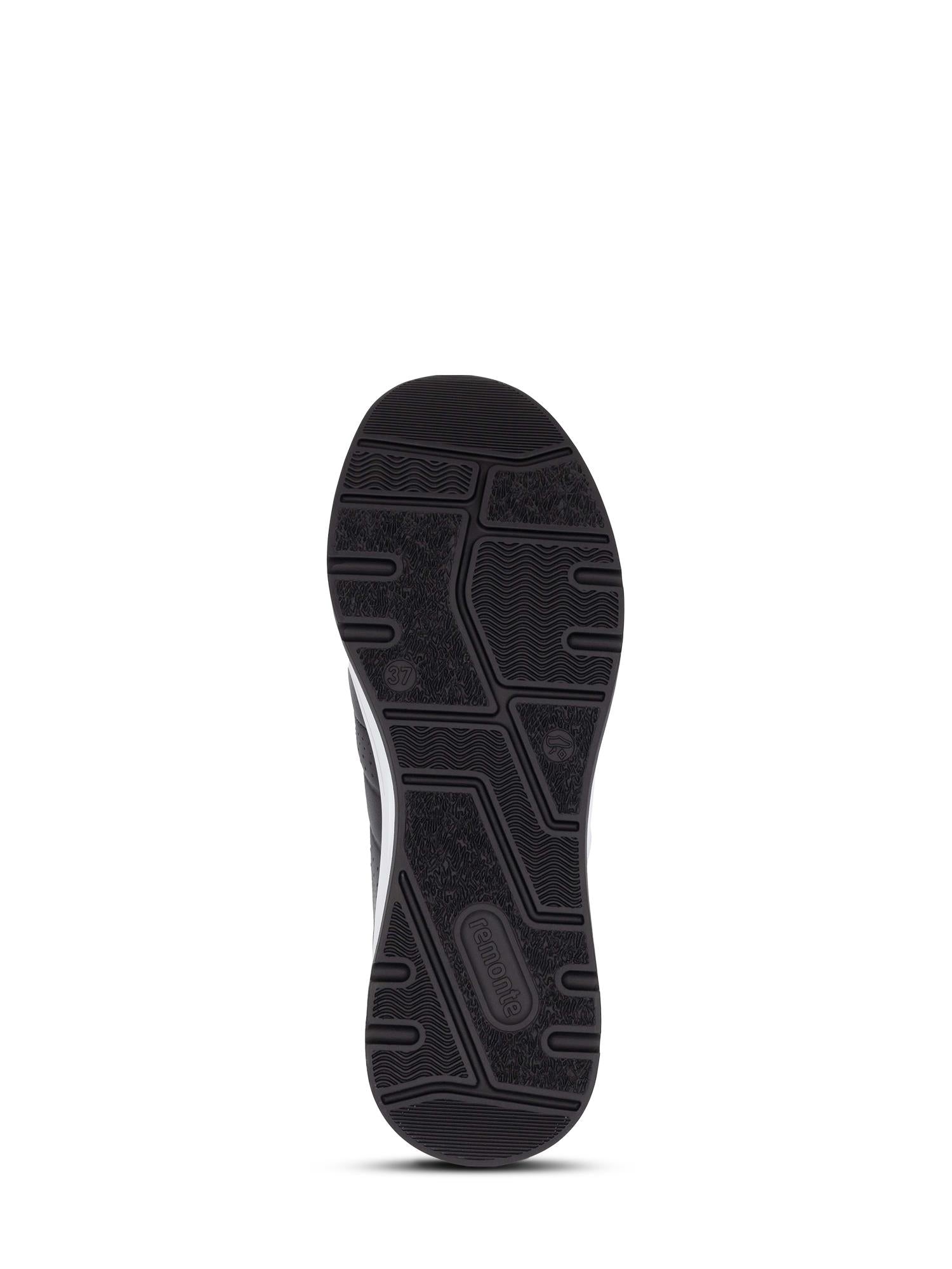 Bildet viser den svarte gummisålen på en Remonte 03139 Soft Air-Tech-sko, sett nedenfra. De teksturerte mønstrene og sporene gir grep, med Remonte-logoen preget nær hælen.