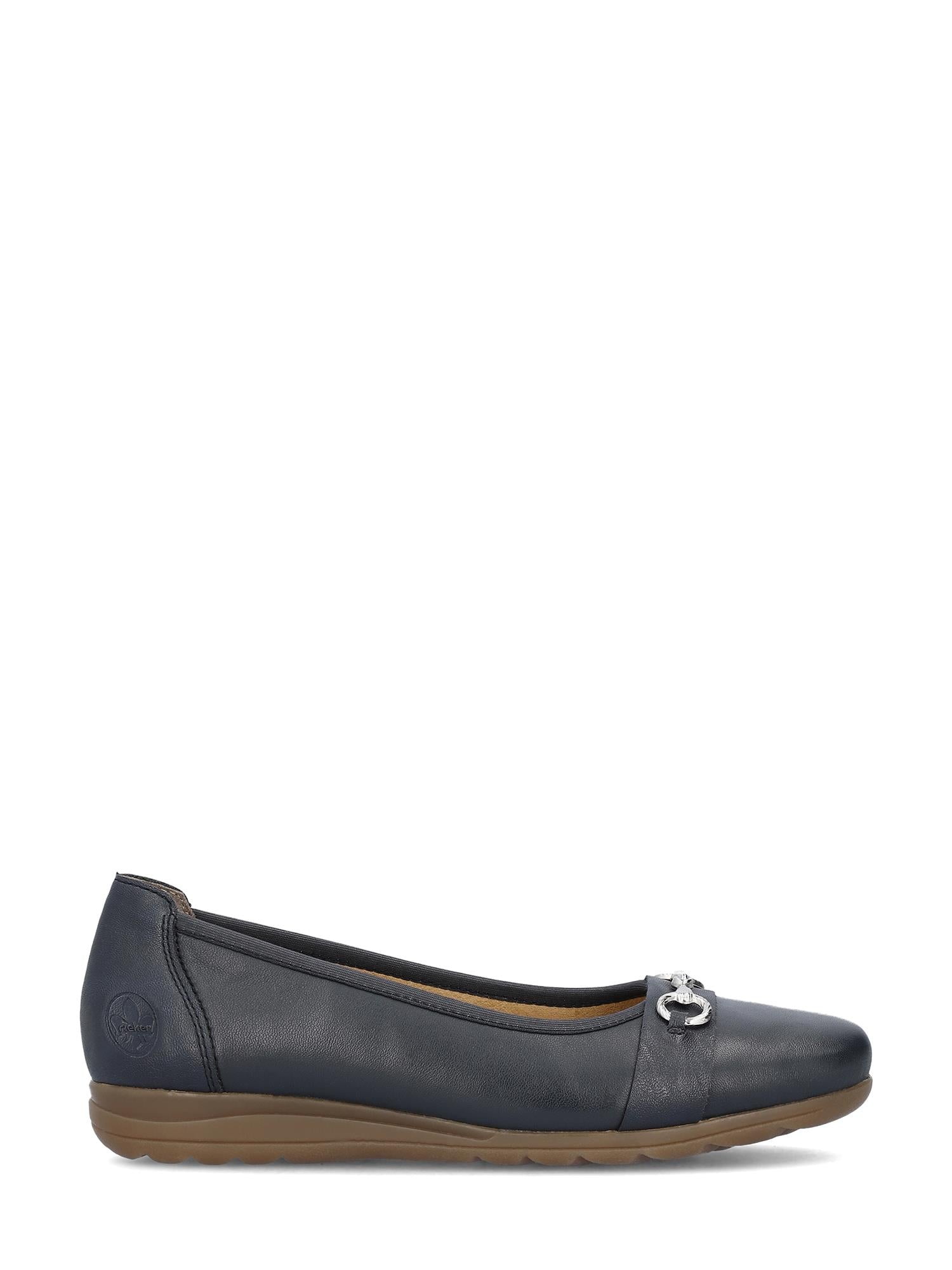 07555 Rieker Blue Leather Ballerina fra Rieker Comfort & Style har marineblått skinn, et lite sølvfarget emblem på tåen og en brun gummisåle, vist i sideprofil mot en hvit bakgrunn.