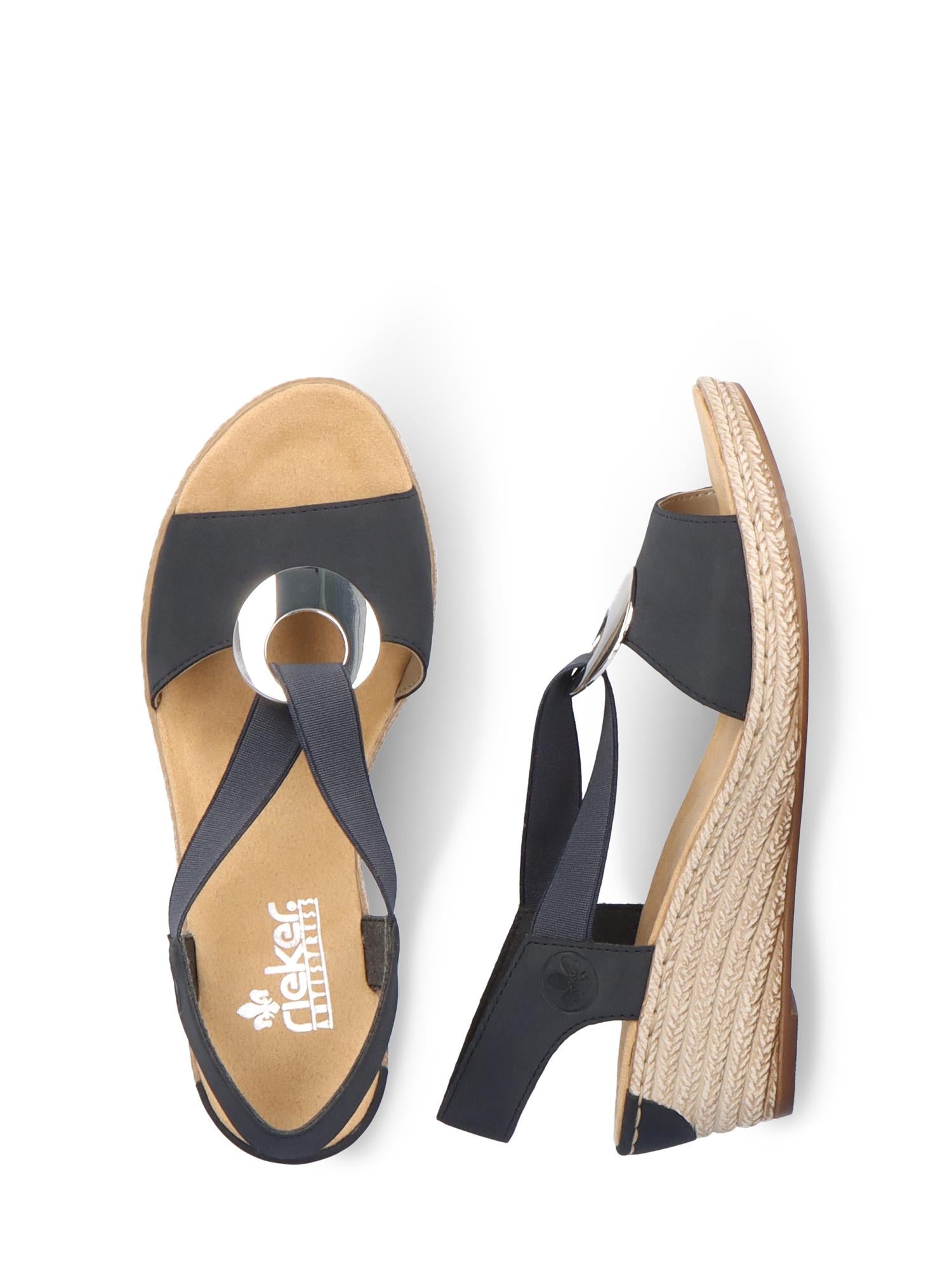 Et par svarte Rieker Comfort & Style 08079 Pazifik Elastic Sandals med elastiske remmer, åpne tær, solbrune innleggssåler og flettede hæler i espadrille-stil; den ene stående, den andre sett ovenfra.