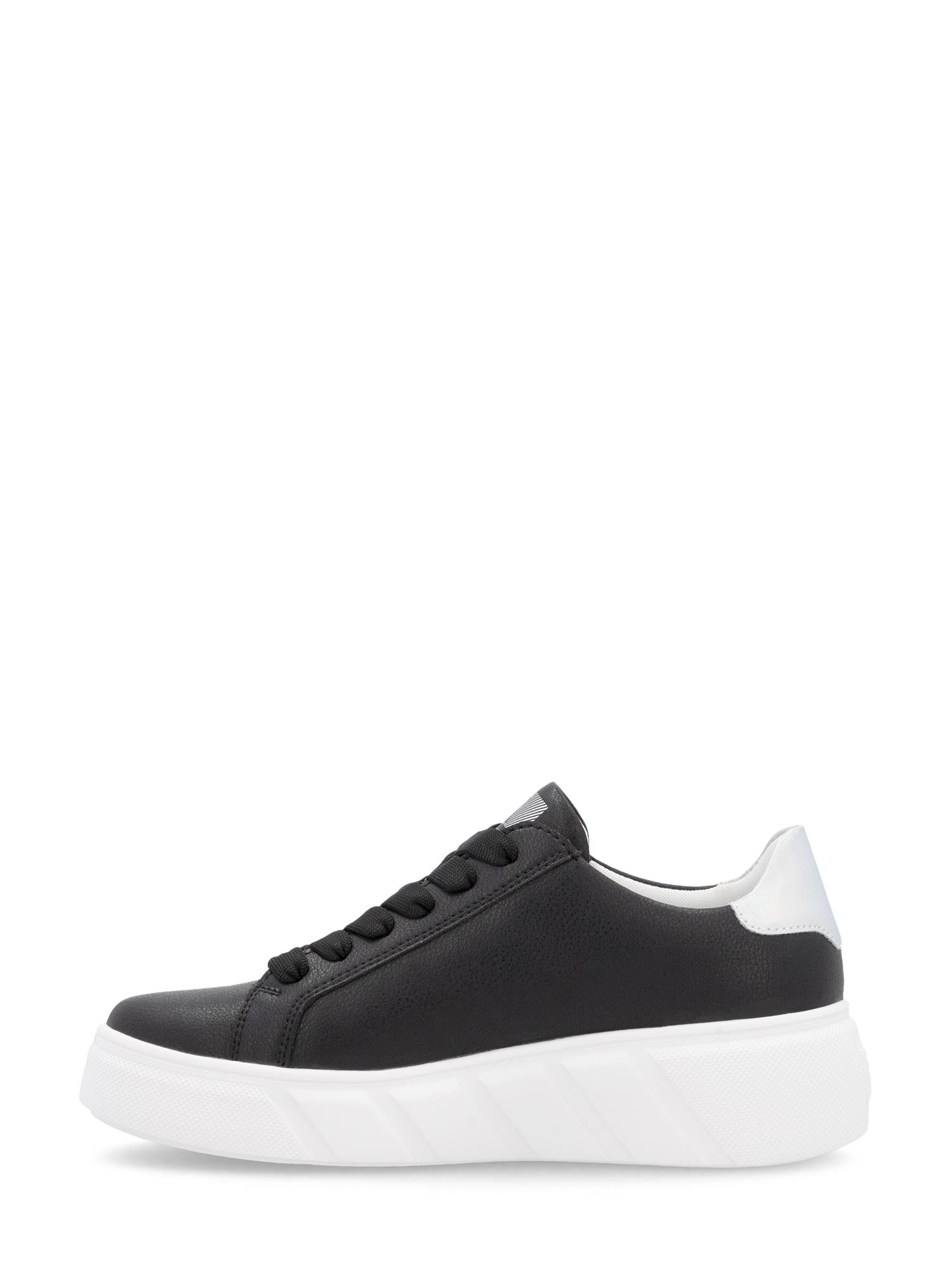 03558 Rieker Active Platform Leather fra Rieker Sport er en svart lav skinnsneaker med svarte lisser, Antistress-teknologi, en tykk hvit såle og en hvit hældetalj, vist på en vanlig hvit bakgrunn.