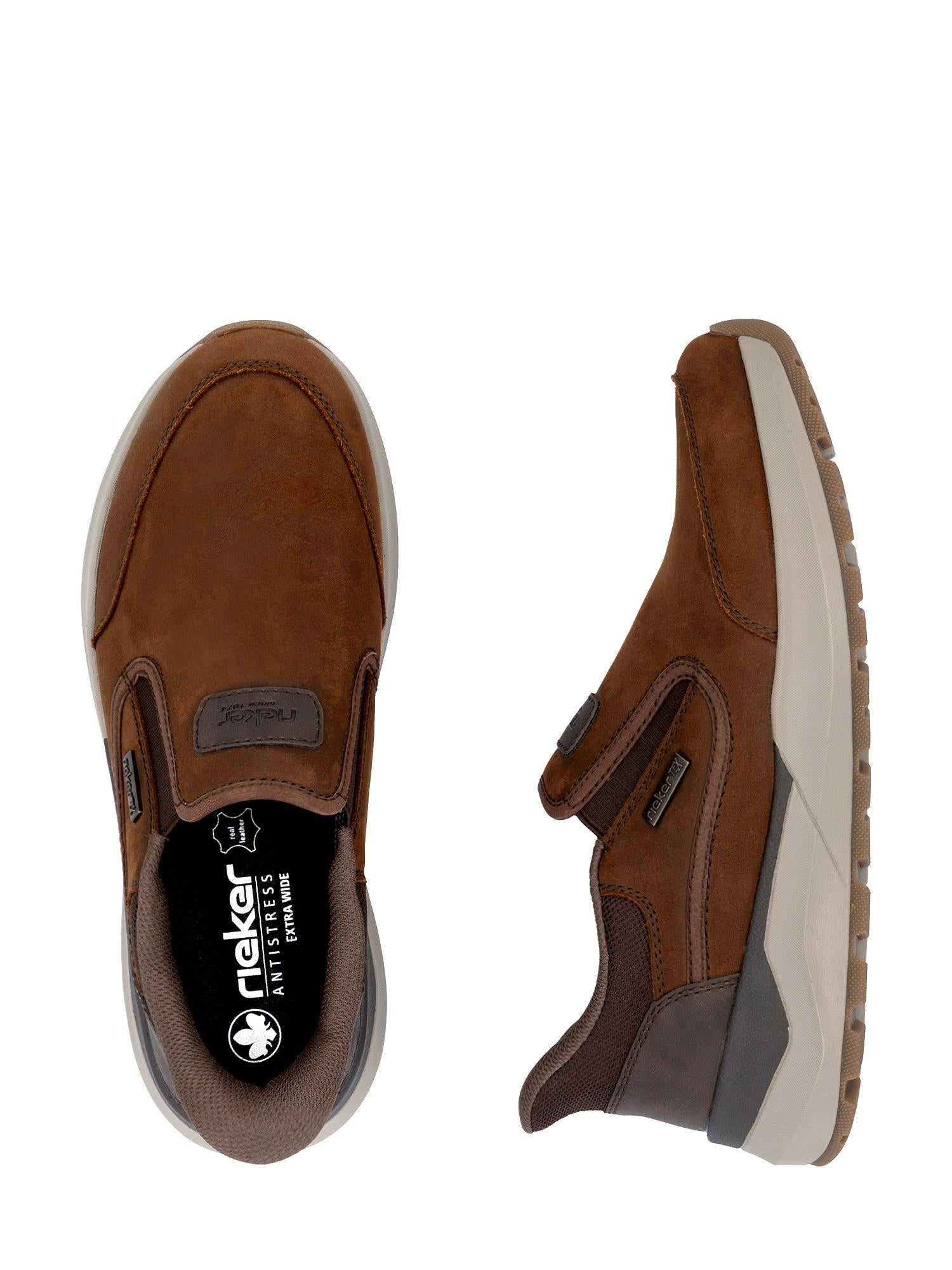 04217 Rieker Harrison Ready2Go Slip-On fra Rieker Comfort & Style er en brun slip-on herresko med elastiske sidepaneler og lysegrå såler, vist ovenfra og fra siden på en hvit bakgrunn.