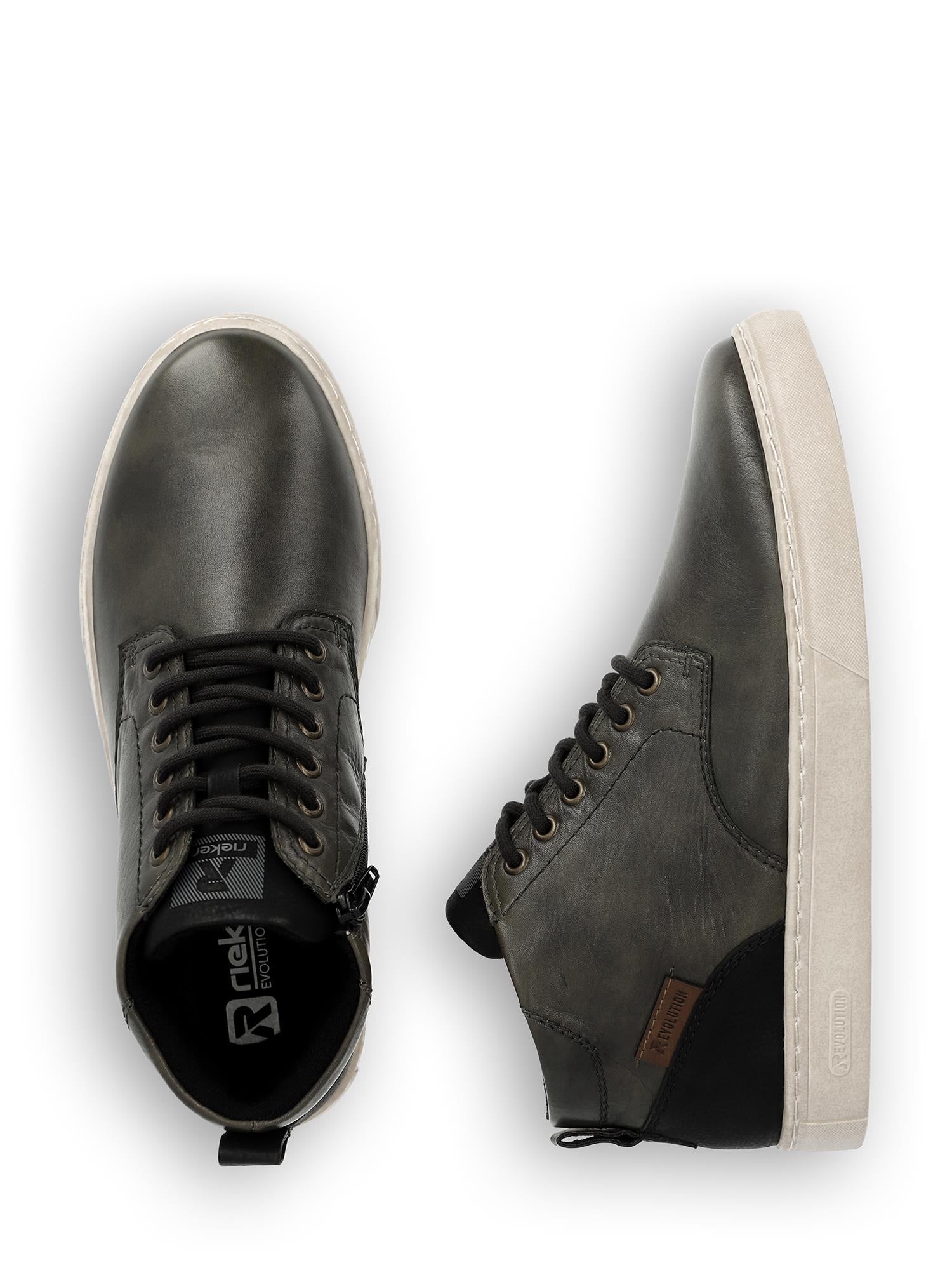 Topp- og sidebilde av et par Rieker-Evolution 04518 Forest Green joggesko i skinn med hvite såler, svarte lisser, et lite brunt merke på siden, synlig merkevarelogo på innsiden og en komfortabel RevolutionSoft-innersåle med minnefunksjon.