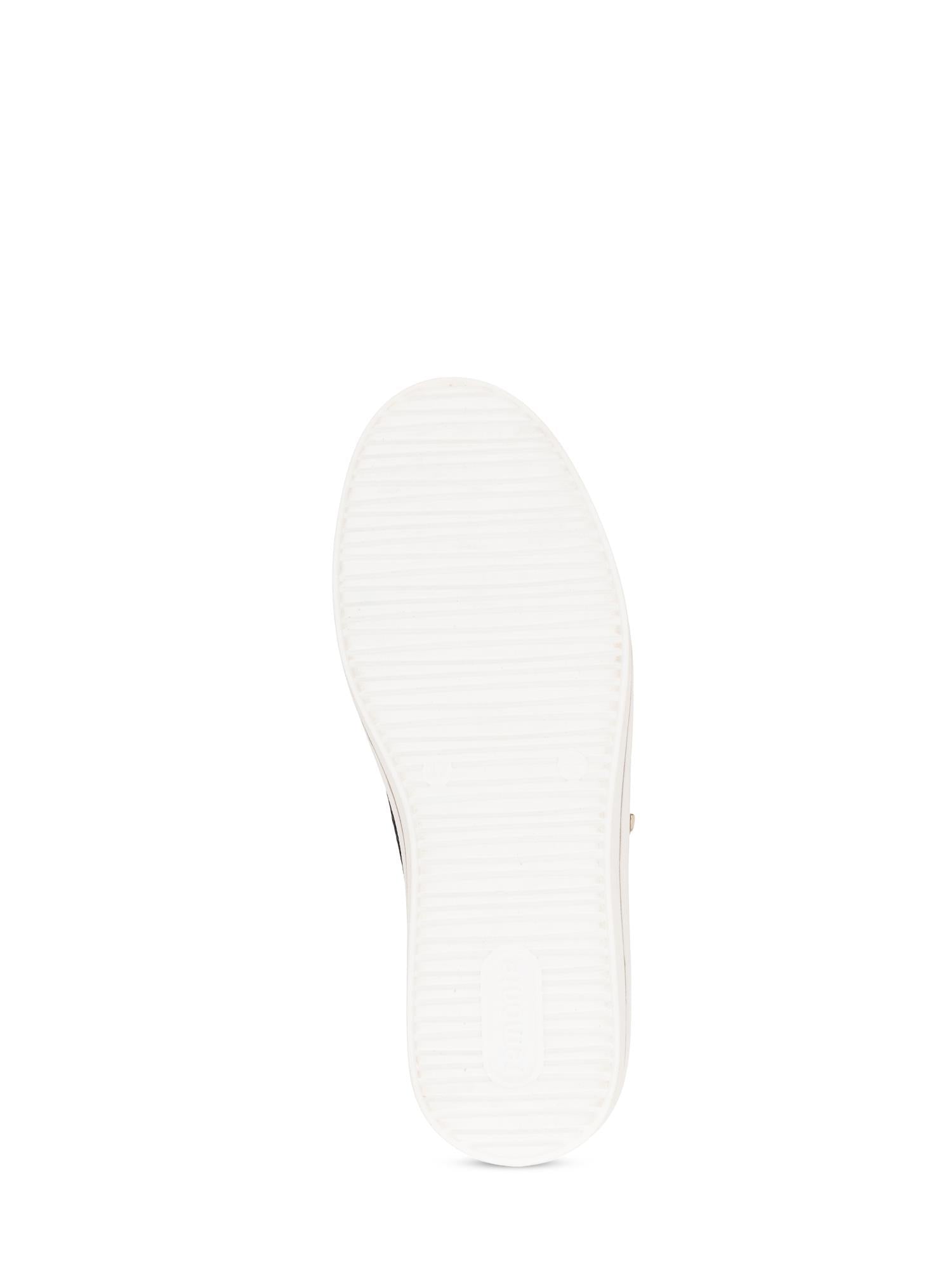 Bildet viser sålen på en svart Remonte 03120 UrbanFlex joggesko som vender oppover mot en vanlig hvit bakgrunn. Den strukturerte, rillede sålen gir bedre grep og komfort, uten synlige logoer eller markeringer.