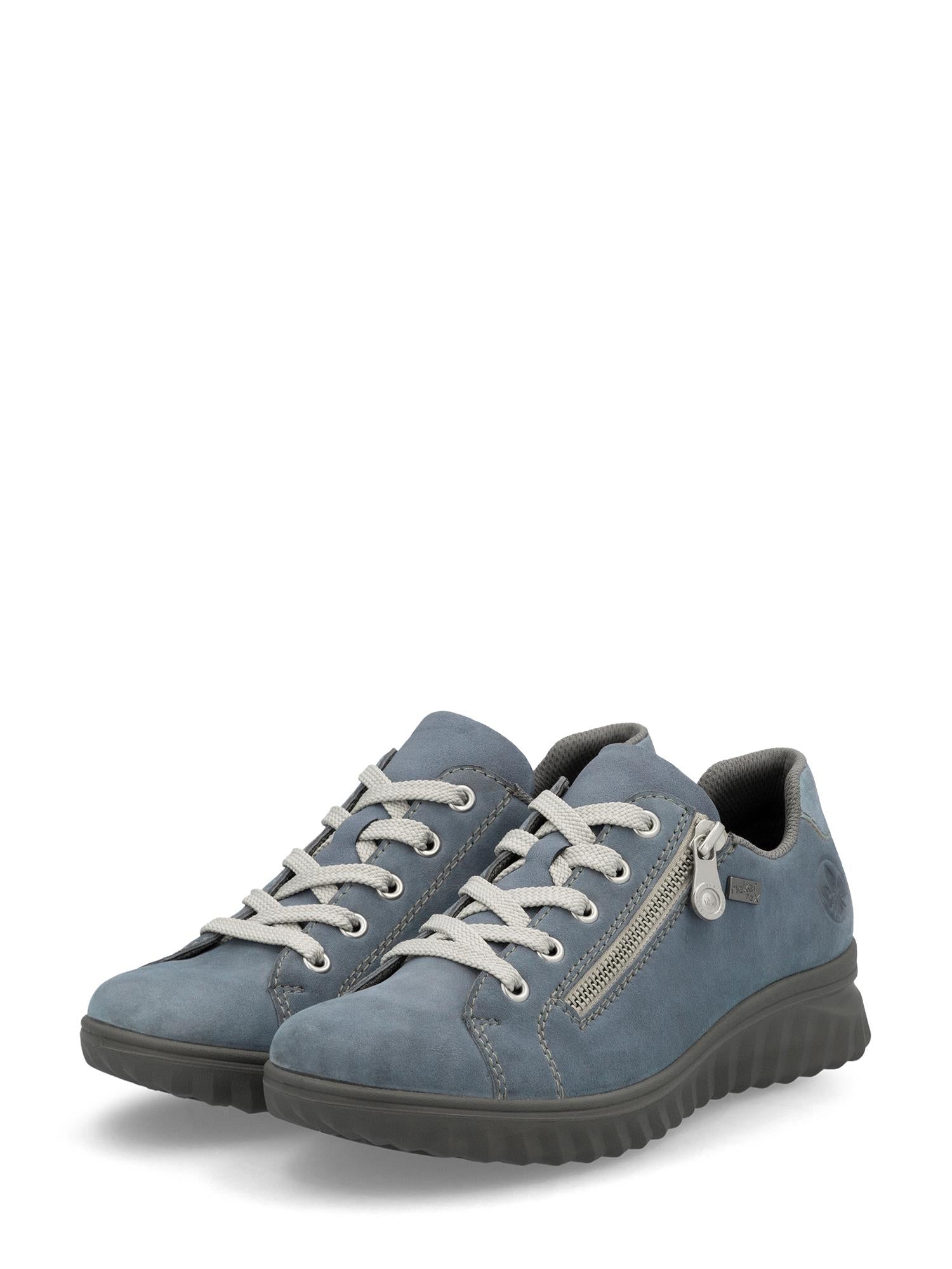 02975 Rieker AquaFlex skinnsneakers fra Rieker Comfort & Style har blått skinn, grå lisser, glidelåser på siden og mørkegrå gummisåler med AquaFlex Antistress-teknologi, vist på en hvit bakgrunn.