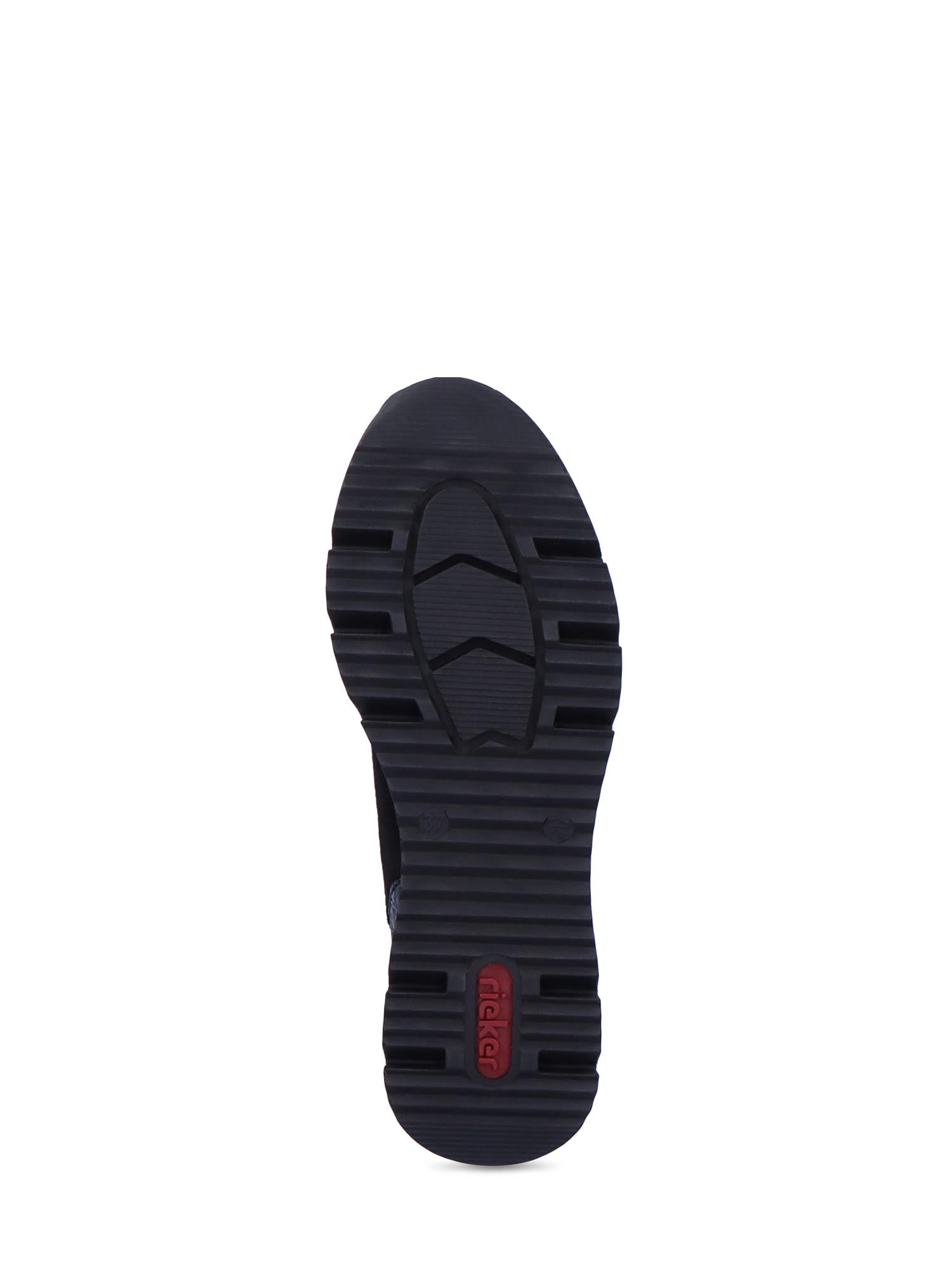 Bildet viser den svarte gummisålen på en 05027 Rieker Sneaker Boot Black fra Rieker Comfort & Style, med dype slitebaner og et lite rødt rektangel med "Rieker" nær hælen, mot en vanlig hvit bakgrunn.