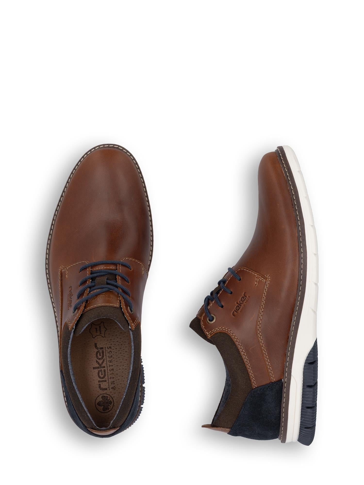 Et par 02911 Rieker PureStep Comfort snøresko i brunt skinn fra Rieker Comfort & Style, med mørkeblå detaljer og hvite gummisåler, med antistress-teknologi. Vist ovenfra og fra siden på hvit bakgrunn.