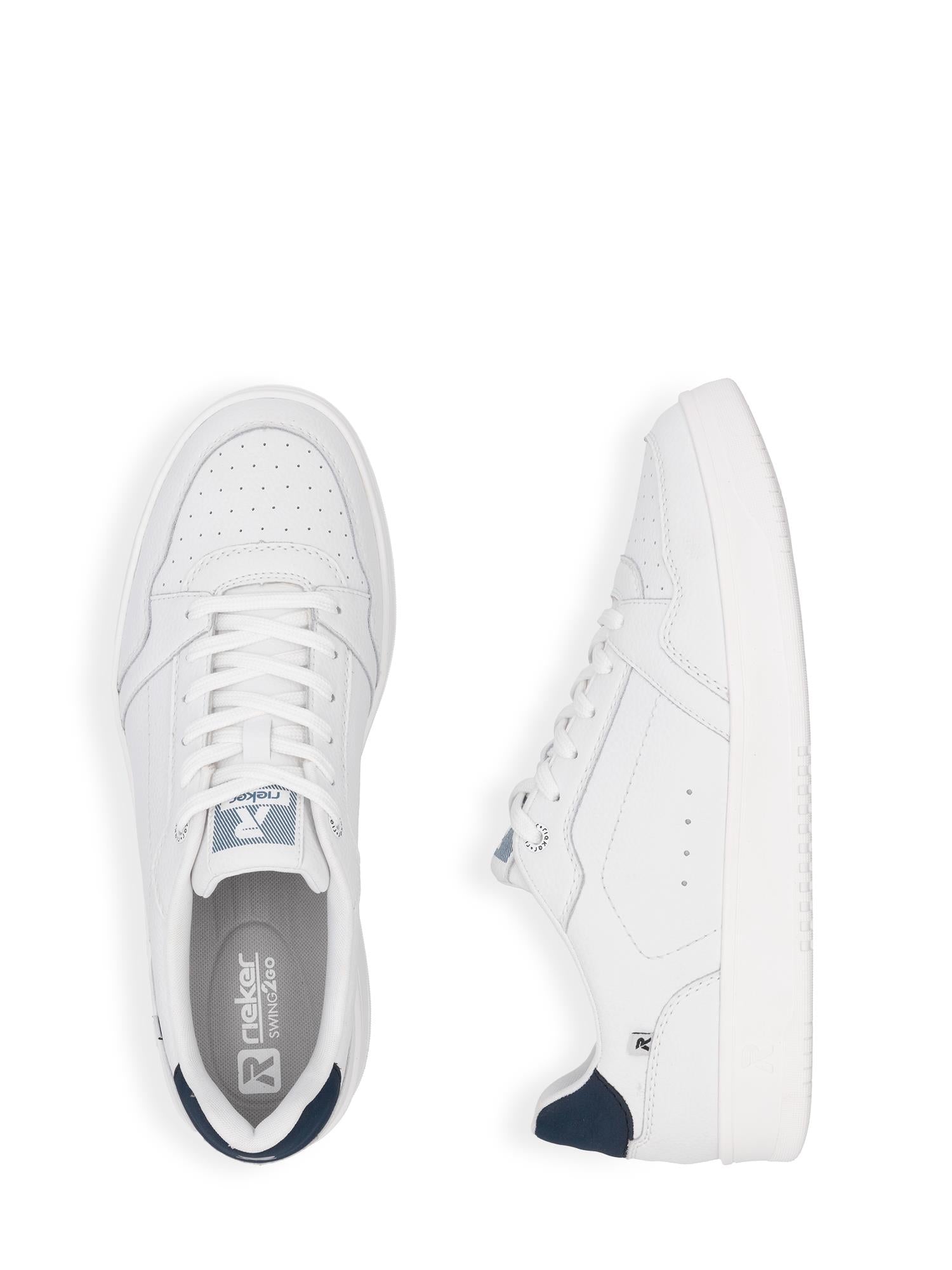 03320 Rieker Sportivo Leather Sneaker fra Rieker Sport i hvitt med marineblå aksenter, har perforerte tær og hvite lisser, vist ovenfra og fra siden på en hvit bakgrunn.