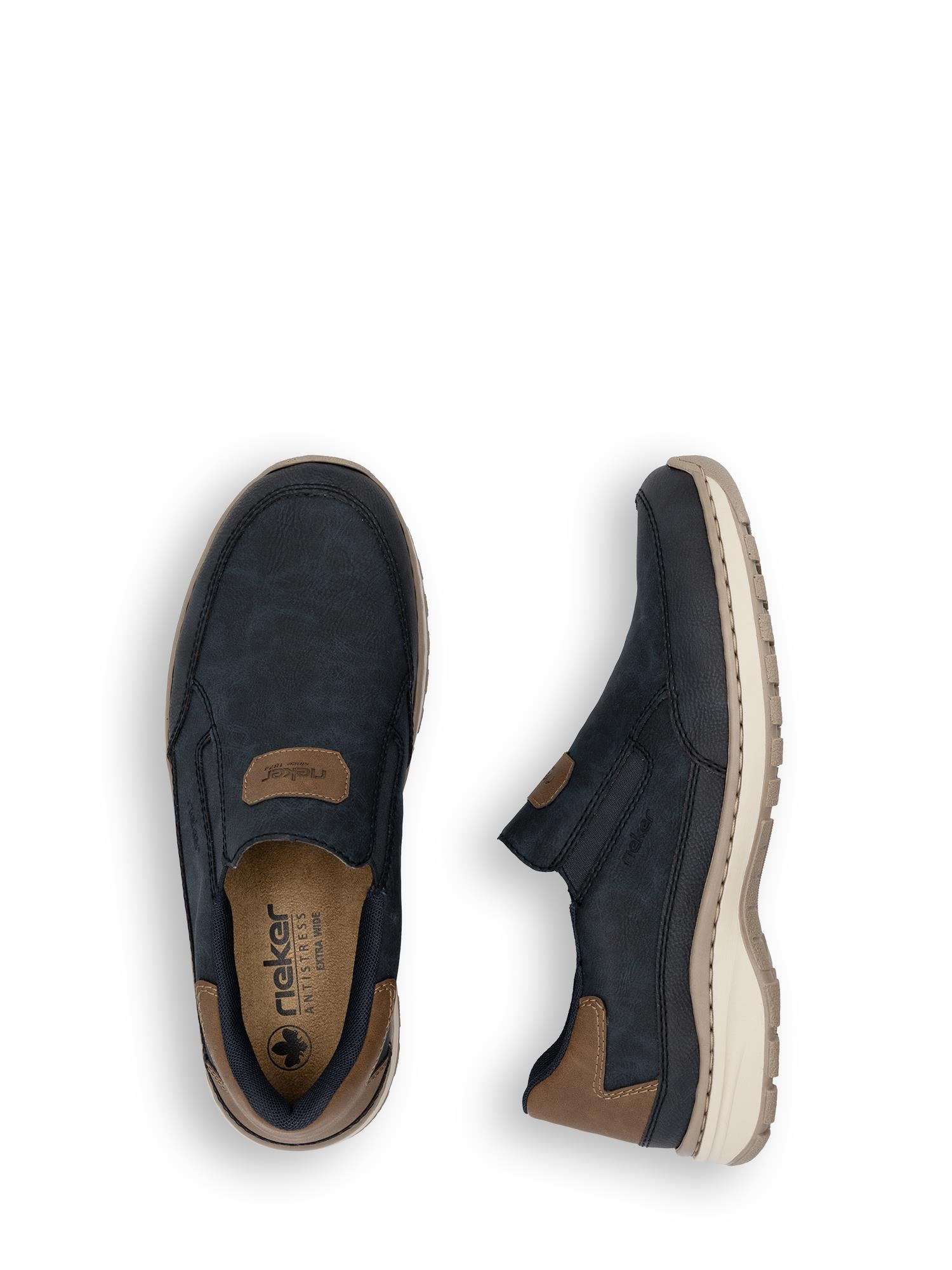 09903 Rieker Almanda Buxton Balti slip-on fritidssko fra Rieker Comfort & Style har et svart design med brune aksenter og beige såler; vist ovenfra, den ene stående, den andre på siden for å vise detaljer.