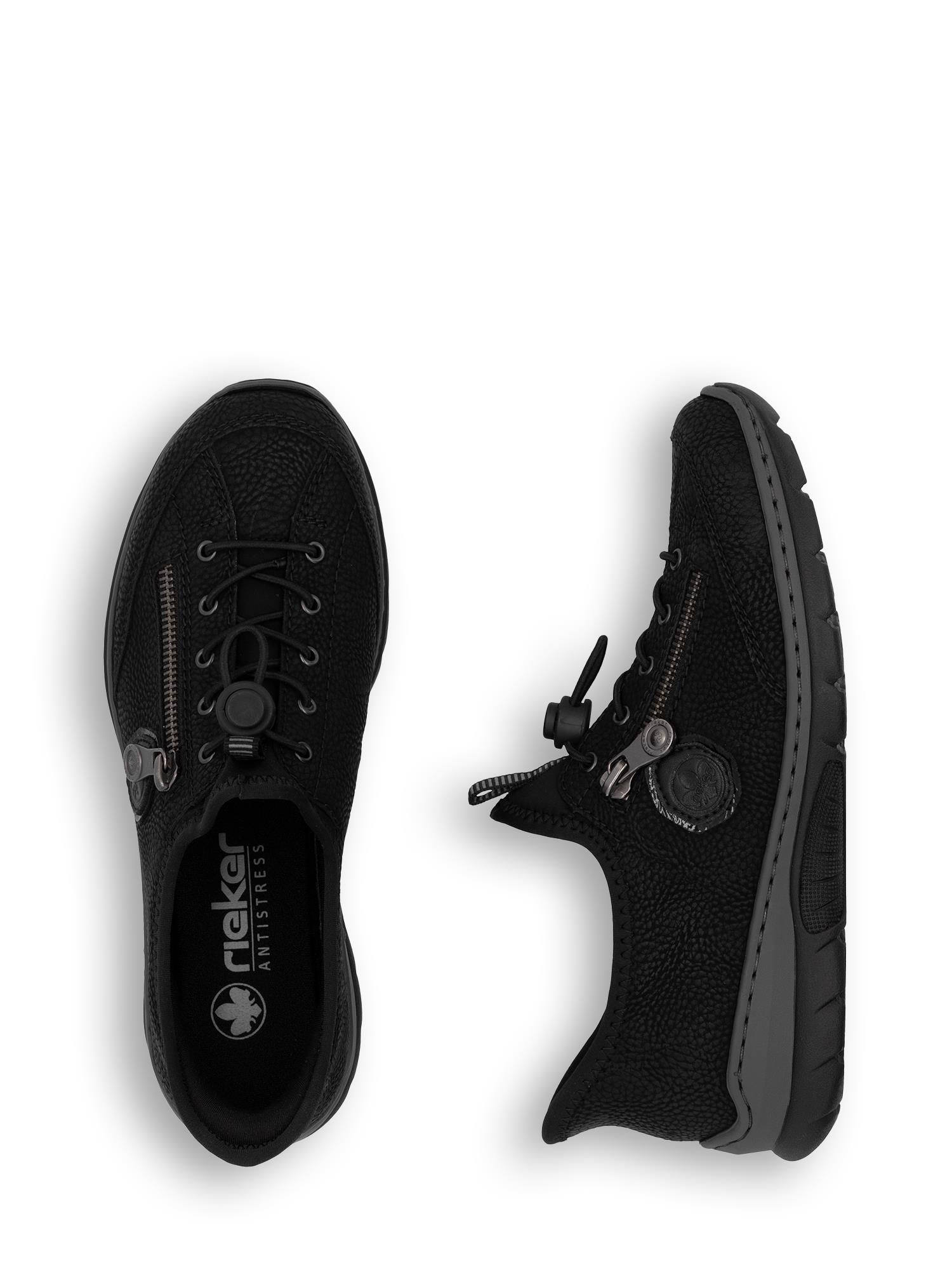 Rieker Comfort & Style 03149 EasyMove Slip-on Black har teksturert overdel, IM-EVA-såler, svarte yttersåler, glidelåser i siden og elastiske lisser – vist ovenfra og fra siden.