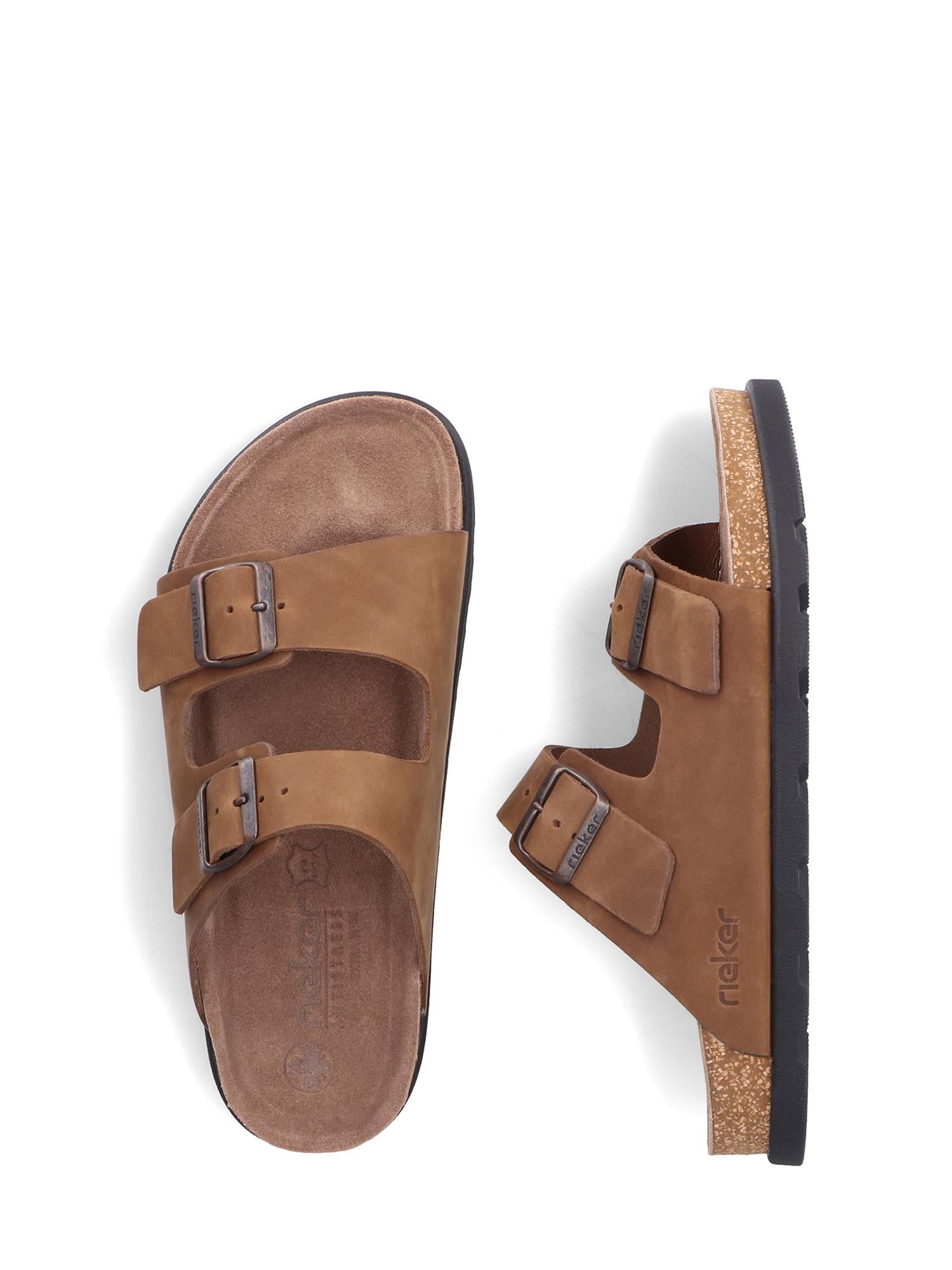 Et par 02925 Rieker Brenton Brun Herresandal slip-ons fra Rieker Comfort & Style, med semsket skinn, to justerbare reimer med spenne, fotseng av kork og svart såle. Den ene sandalen er sett ovenfra, den andre fra siden.