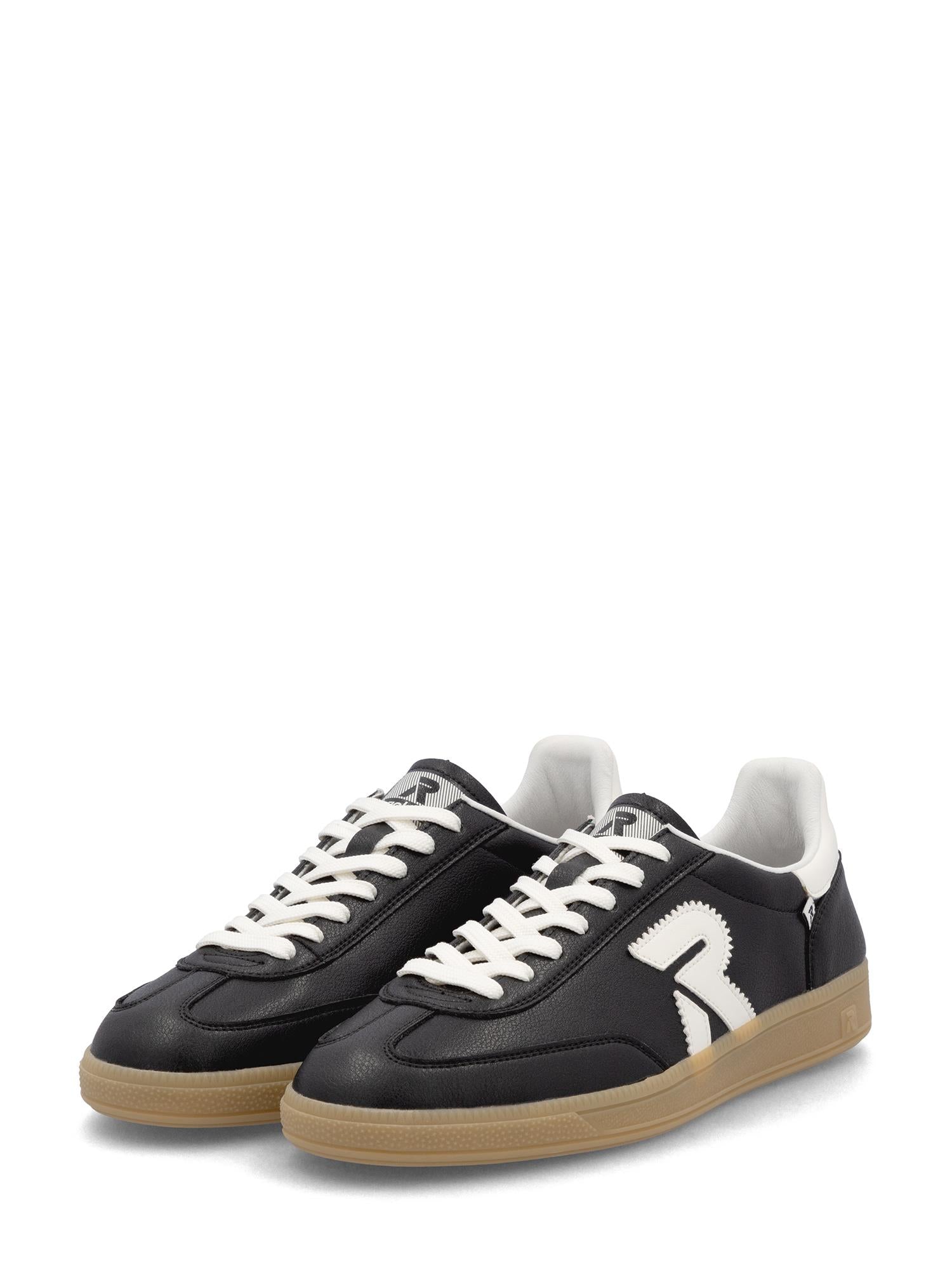 03332 Rieker San Diego Leather Sneaker Black fra Rieker Sport har svart og hvitt glatt skinn, solbrun gummisåle, en stor hvit "R" på siden og hvite aksenter på hælen og tungen for komfort og stil.