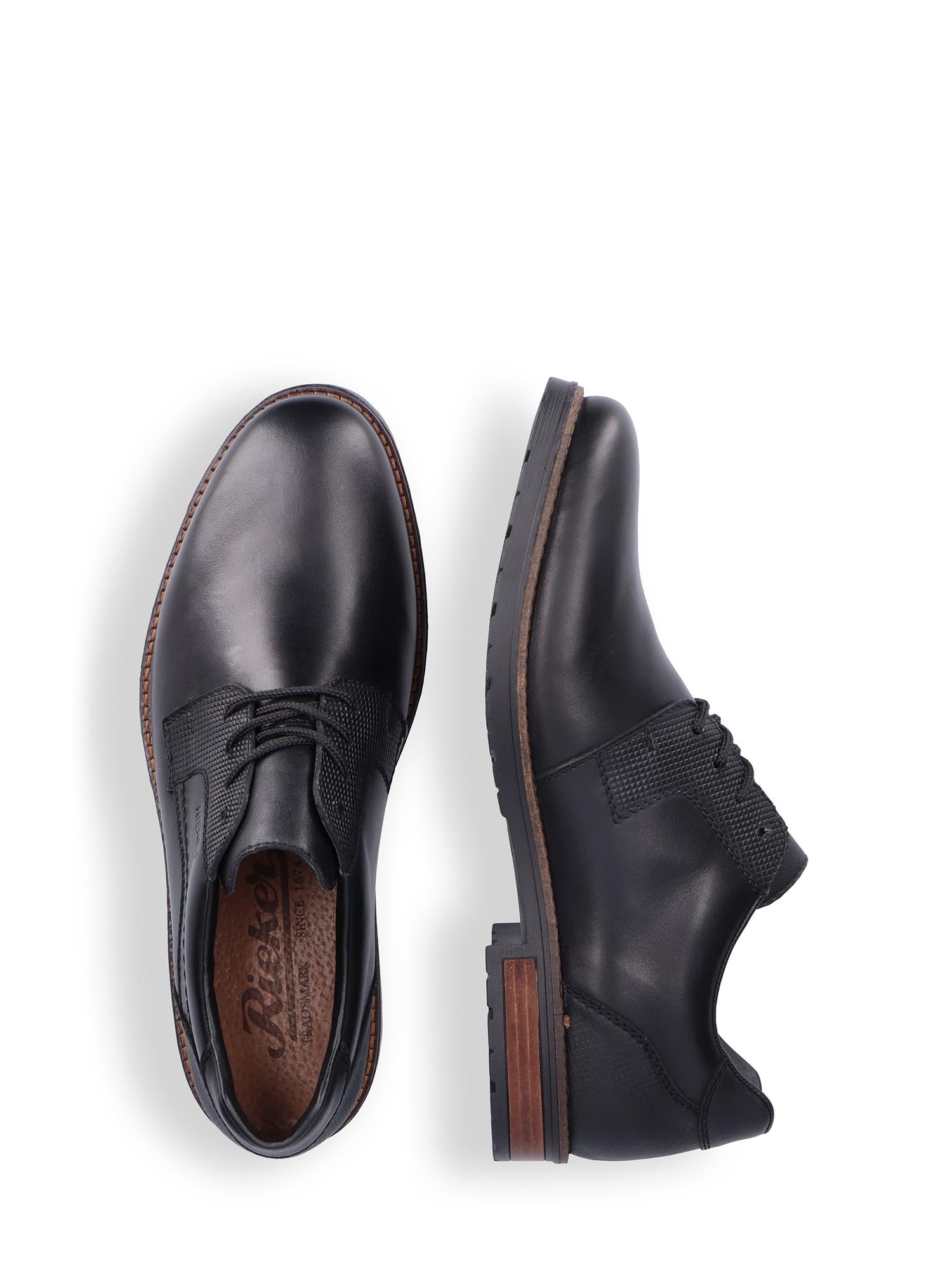 04363 Rieker Nero Dressko fra Rieker Comfort & Style er sorte snøresko i glatt skinn med brune såler, vist ovenfra og fra siden, teksturerte lisser, en glatt finish og designet for ekstra komfortbredde.