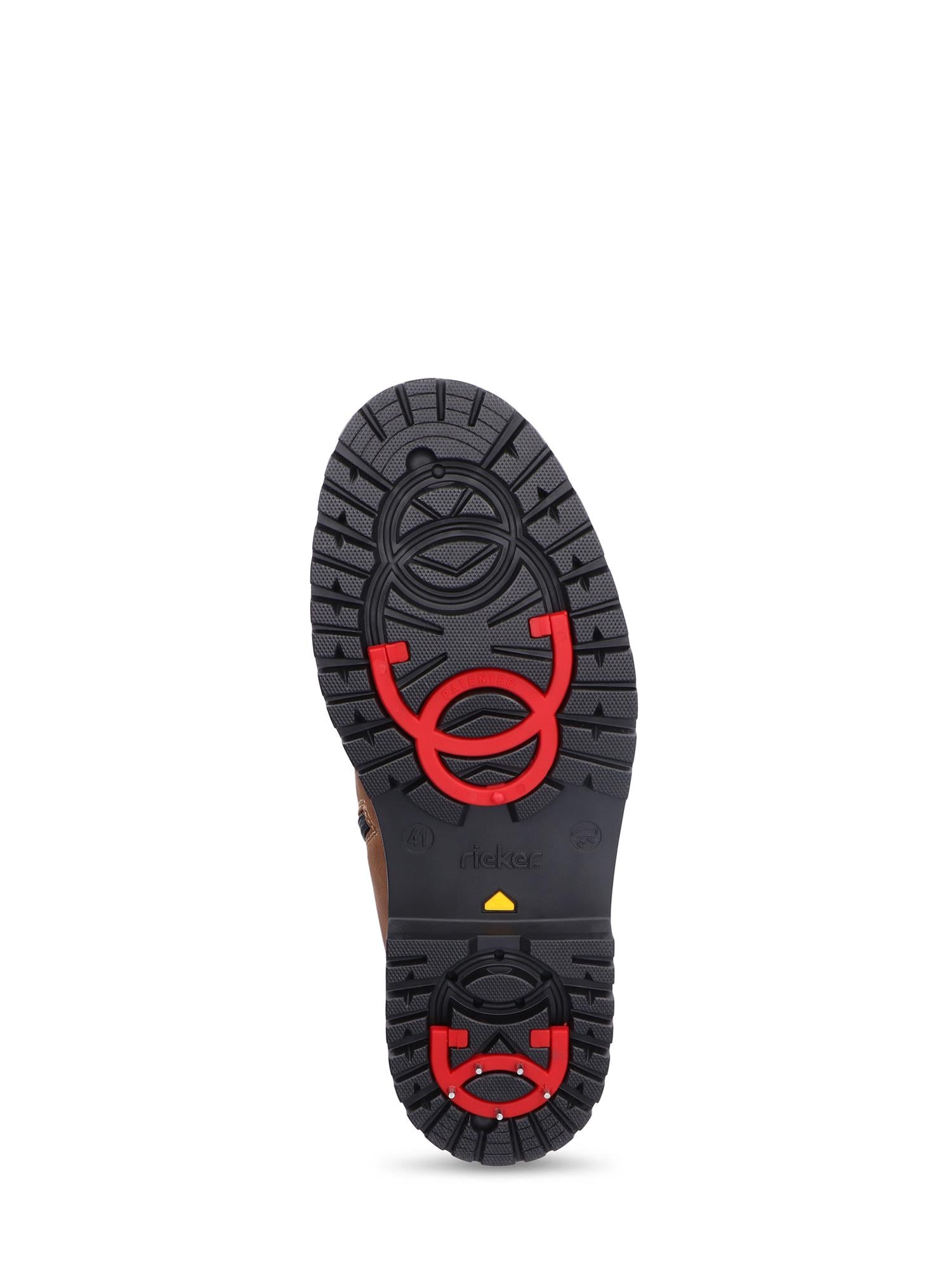 Nærbilde av sålen på 04386 Rieker Mandel Varmfòret med Brodder fra Rieker Sport, som viser dyp slitebane, røde og gule detaljer og Grip-teknologi, fotografert mot en vanlig hvit bakgrunn.