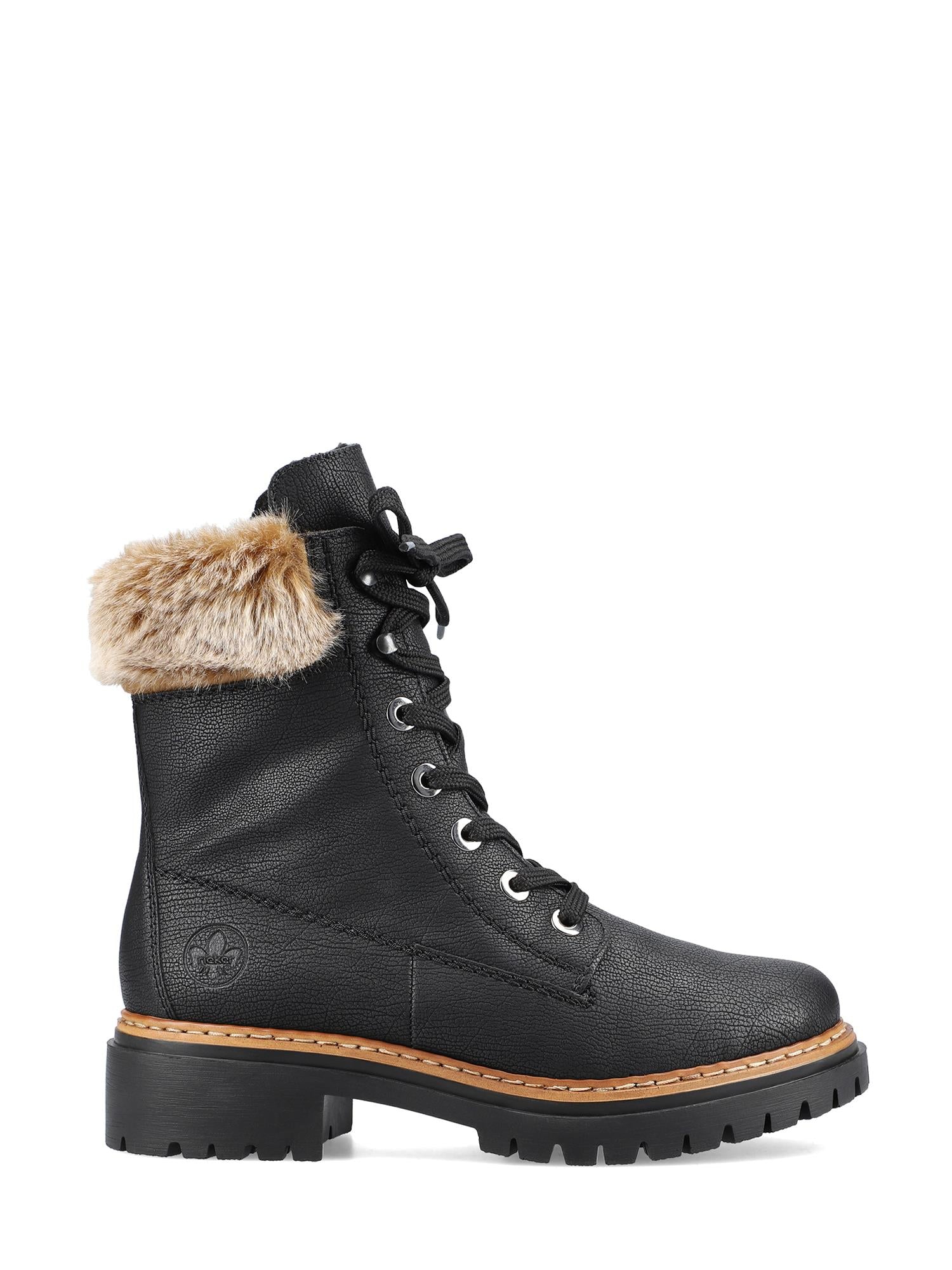 05377 Rieker pelsstøvletter fra Rieker Comfort & Style er svarte snørestøvletter med teksturert skinnfinish, brun såle, pelskant i fuskepels ved ankelen, sydd sålekant og en liten preget sidelogo.