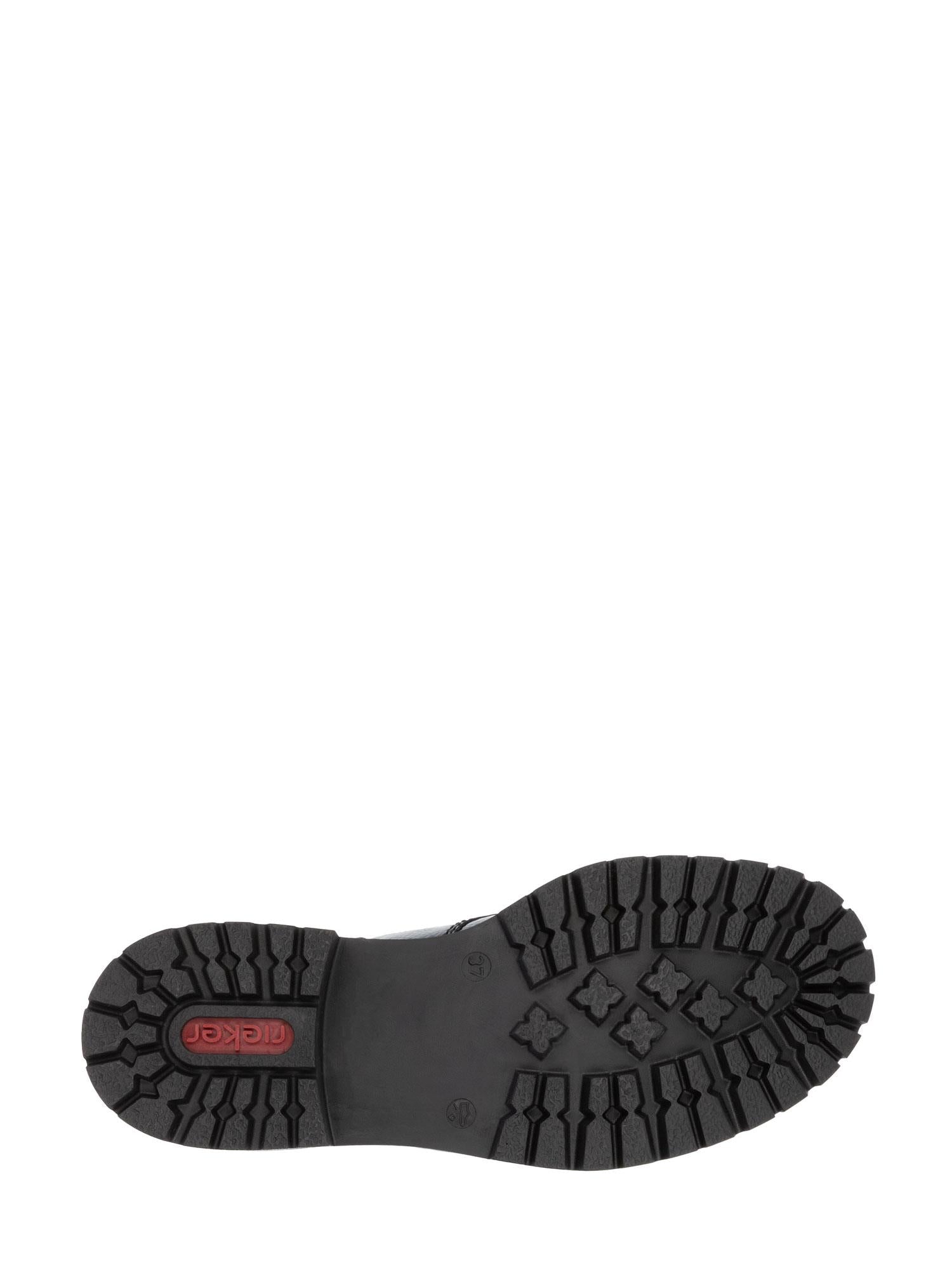 Bildet viser den svarte gummisålen på 04740 Rieker Artemis Zip Boots fra Rieker Comfort & Style, sett fra undersiden. Den robuste slitebanen og den røde logoen på hælen gir de svarte damestøvlene en stilig slitestyrke mot en hvit bakgrunn.