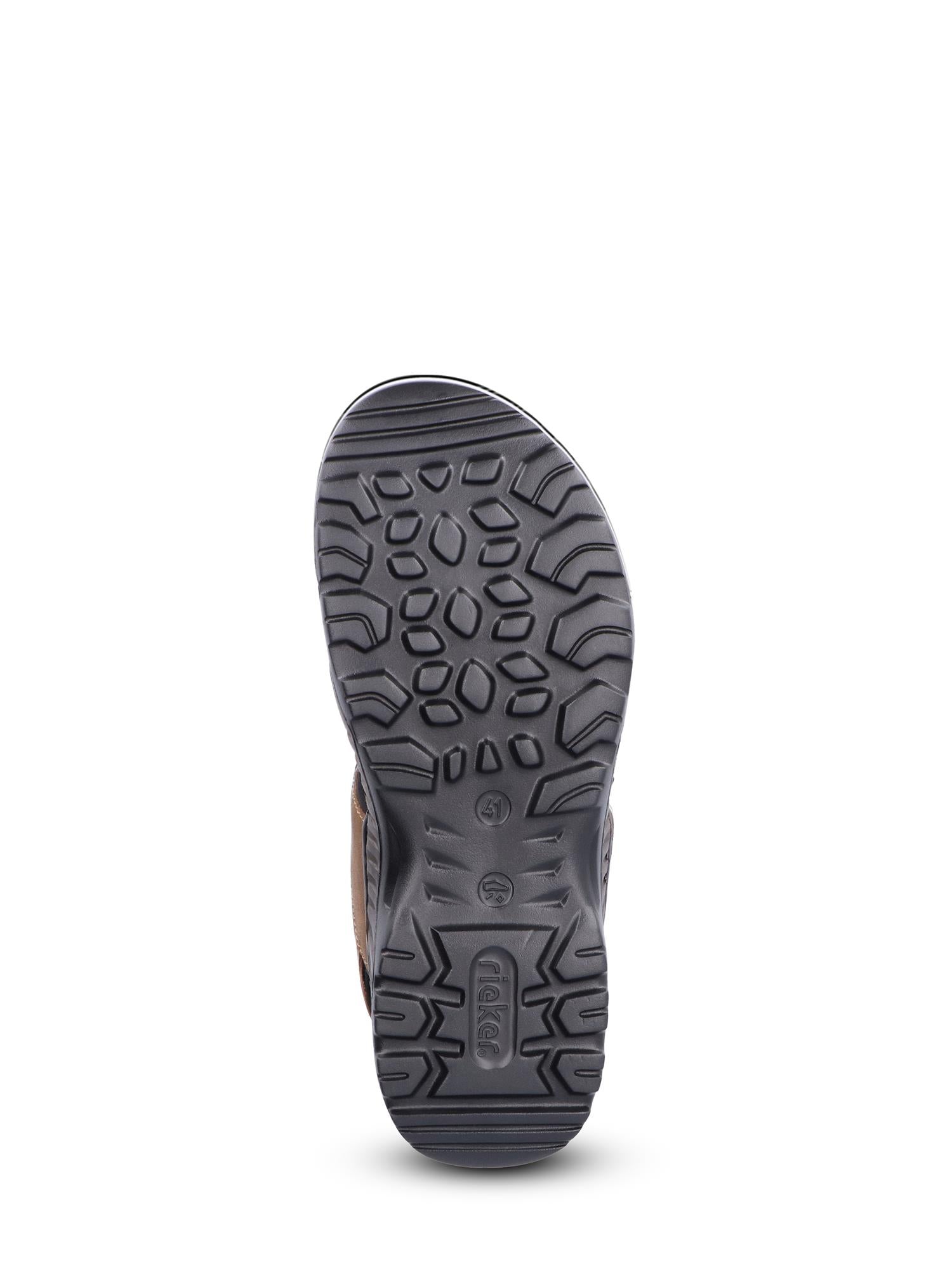 Bildet viser sålen til 08044 Rieker Troy-sandalen fra Rieker Comfort & Style. Den har en svart, robust slitebane med geometriske former og spor for forbedret grep, alt mot en hvit bakgrunn.