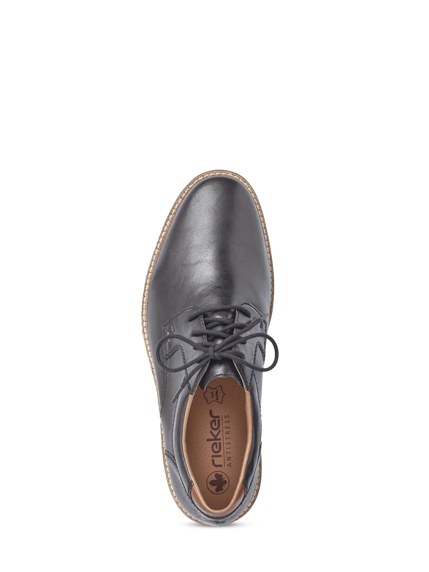 Sett ovenfra har 06778 Rieker Derby Black Dressko fra Rieker Comfort & Style komfortbredde, snørebånd, brunt innerfôr, Rieker Antistress-merkevare på innersålen og en lysebrun, raggsydd såle.