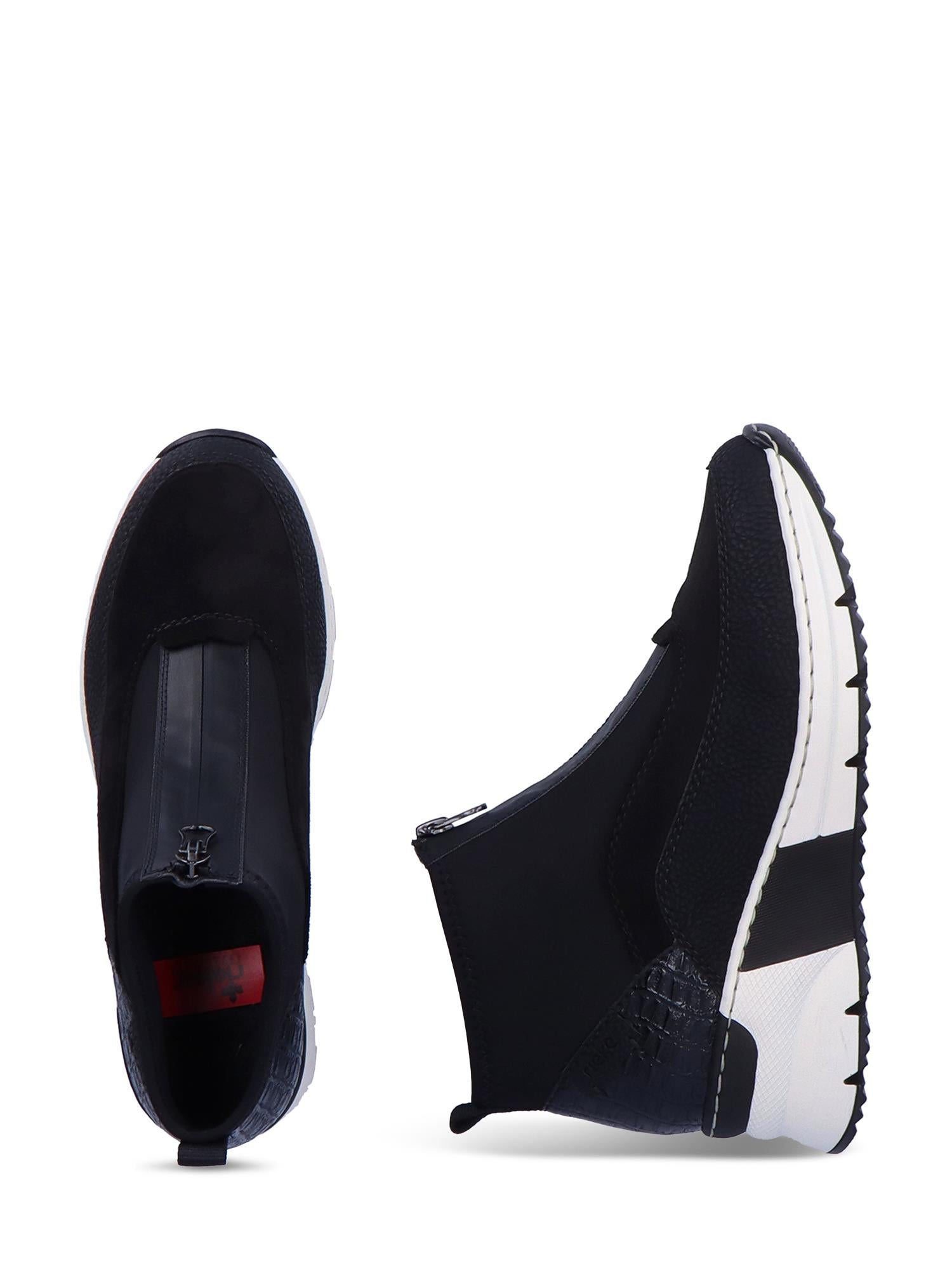 To svarte 05027 Rieker Sneaker Boot slip-ons fra Rieker Comfort & Style vises - en ovenfra og en fra siden - med teksturert materiale, glidelås, hvite såler og uttakbar innersåle.
