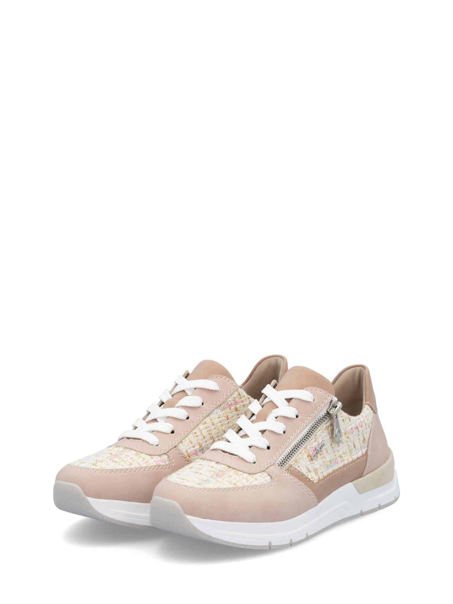 05443 Rieker Rosalia Sneakers fra Rieker Comfort & Style har hvite såler, lys rosa og beige paneler, flerfarget vevd stoff, hvite lisser og en sølvfarget glidelås på siden - ideell komfortabel hverdagssko - vist på en vanlig hvit bakgrunn.