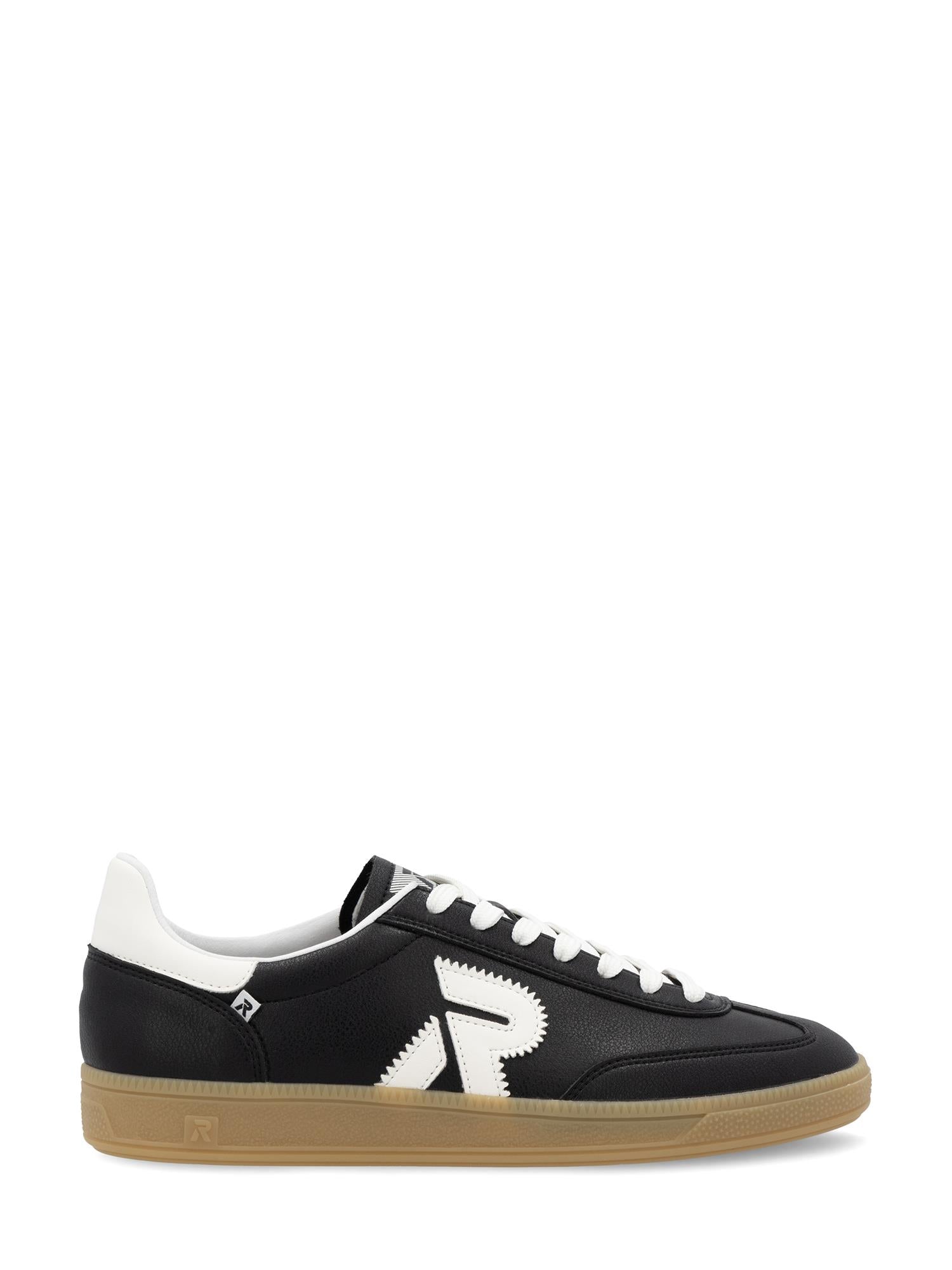 03332 Rieker San Diego Leather Sneaker Black fra Rieker Sport har glatt skinn, hvite snørebånd, en hvit hælflik og "R"-logo, samt en lysebrun Swing2Go såle. Vist i sideprofil på en vanlig hvit bakgrunn.