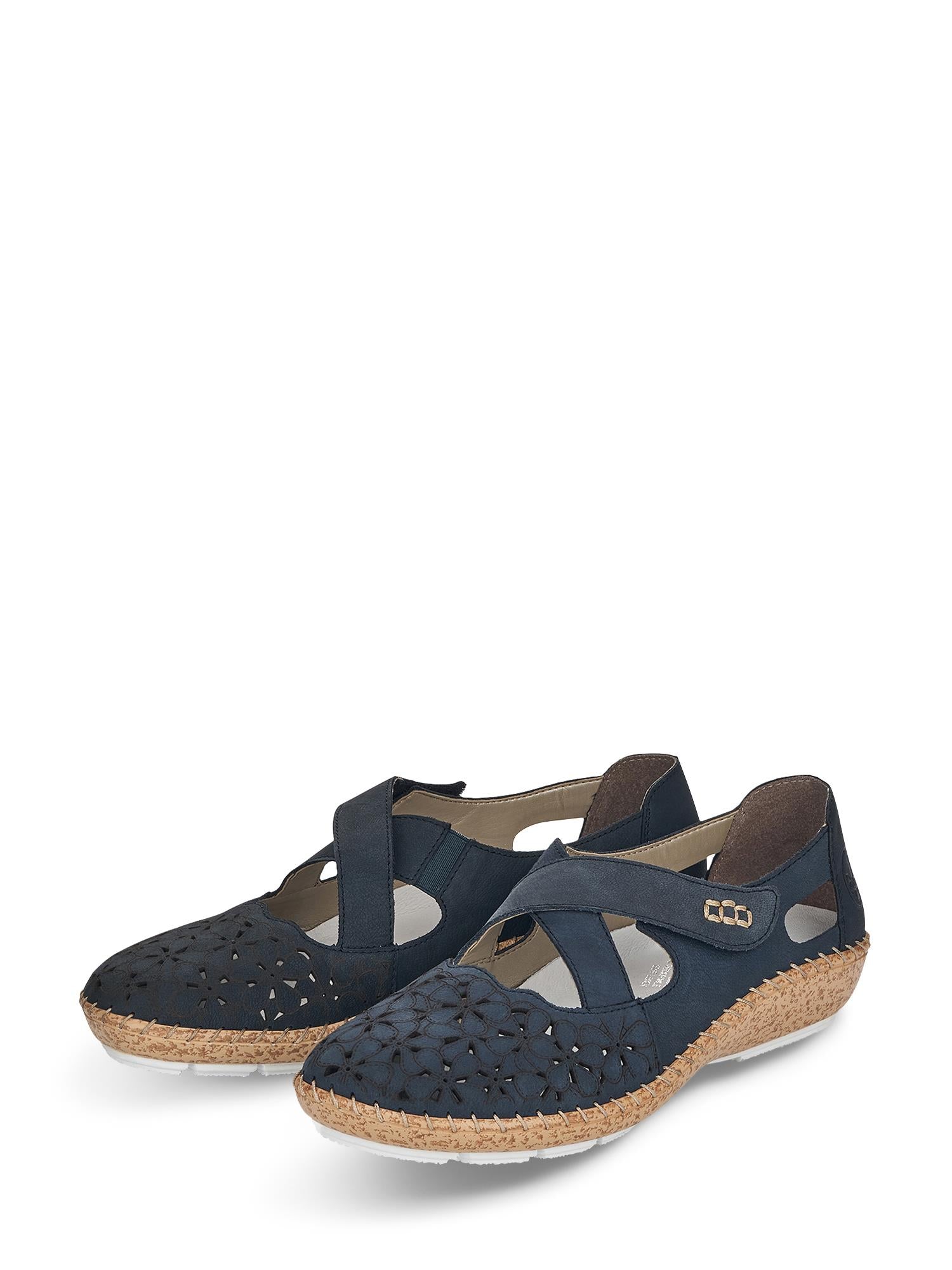 07653 Rieker Flower Sommersko fra Rieker Comfort & Style er mørkeblå damesko med utskårne mønstre, kryssende stropper og vevde beige såler, vist på en hvit bakgrunn.