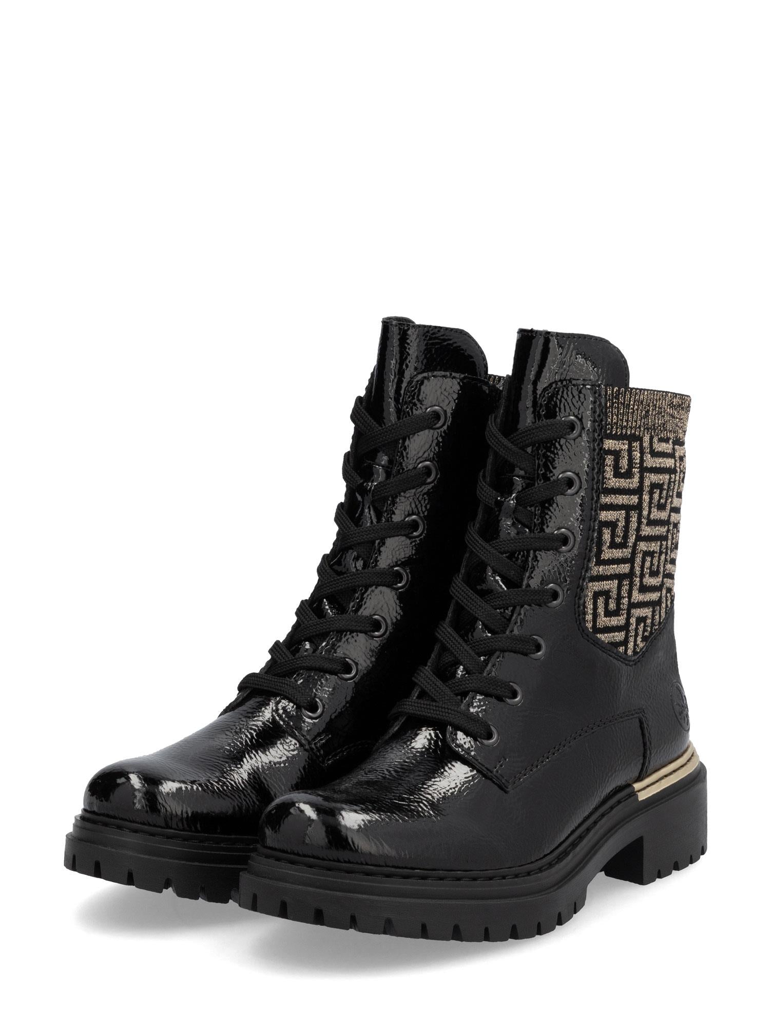 04740 Rieker Artemis Zip Boots fra Rieker Comfort & Style er svarte lakkstøvler for dame med tykke, strukturerte såler og geometrisk mønstrede stoffpaneler, som gir en blanding av komfort og moderne stil.
