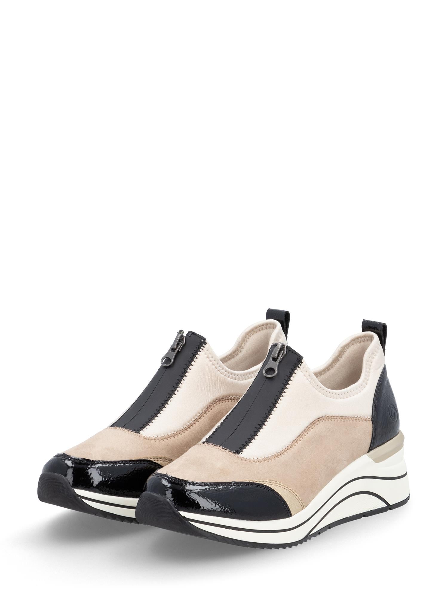 04961 Remonte High Soft Multi Sneaker Beige er en sporty slip-on damesko med beige semsket skinn, svarte lakkdetaljer, en svart glidelås i midten og en hvit såle med svarte detaljer – stilig laget av Remonte.