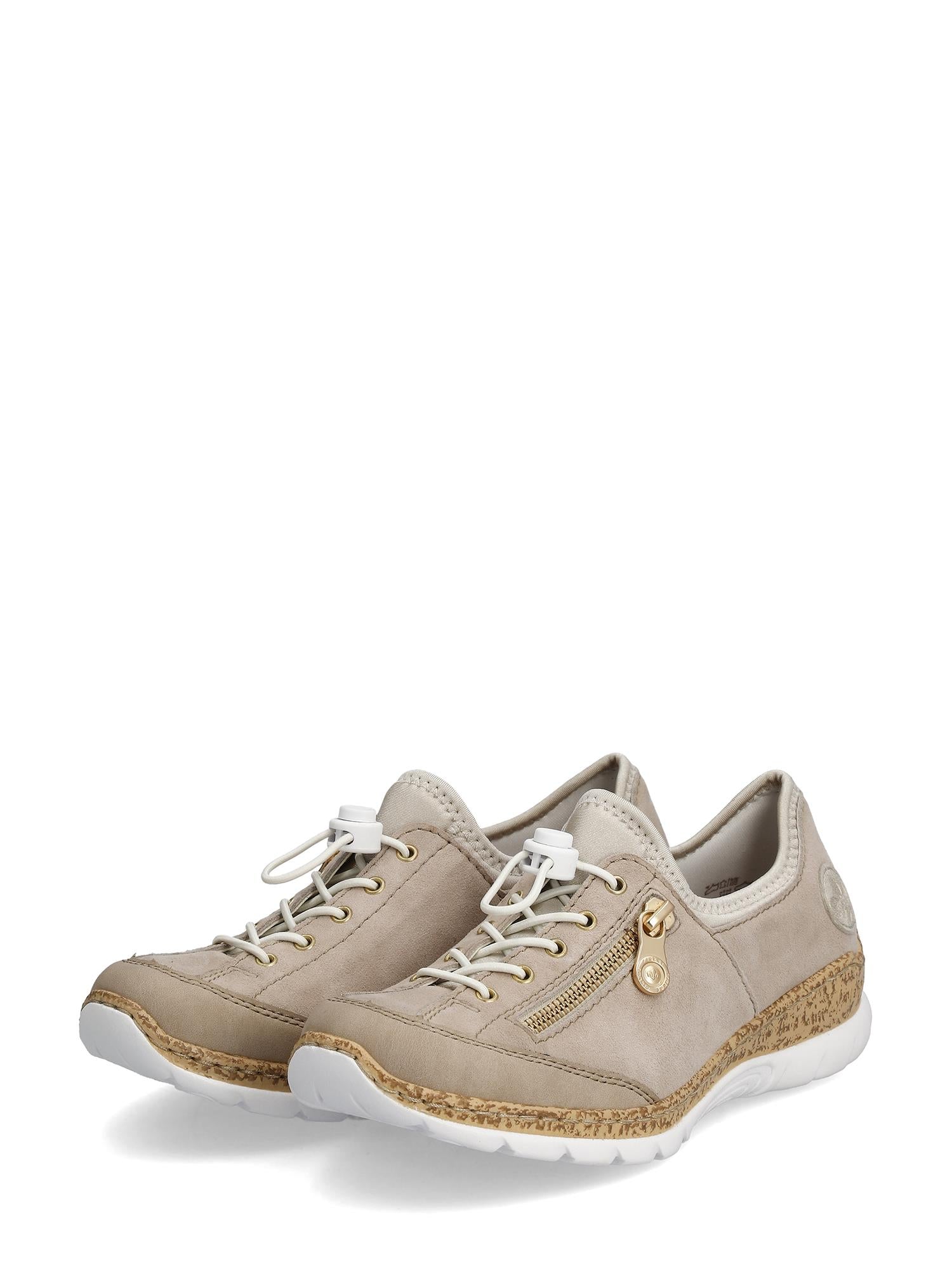 Rieker Comfort & Style 07560 Sandy Cork Sneaker er en beige joggesko med hvite såler, glidelåser i siden, dekorative sømmer, elastiske snøringer og antistress-teknologi, vist på en hvit bakgrunn.
