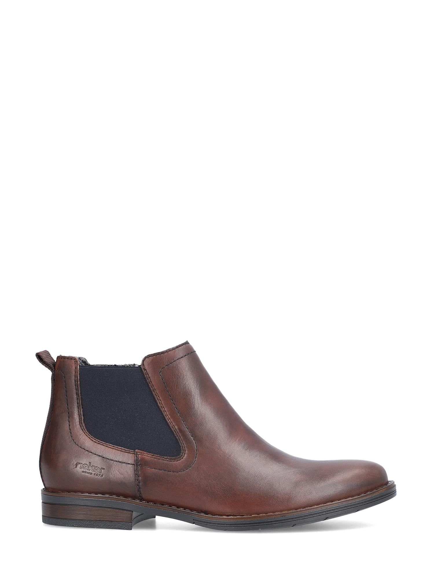 Rieker Comfort & Style 04361 Testadimoro er en kort Chelsea-støvel i brunt skinn med svarte, elastiske sidepaneler, hæltrekkflik, lav, stablet hæl og Antistress-teknologi, vist i sideprofil på hvit bakgrunn.