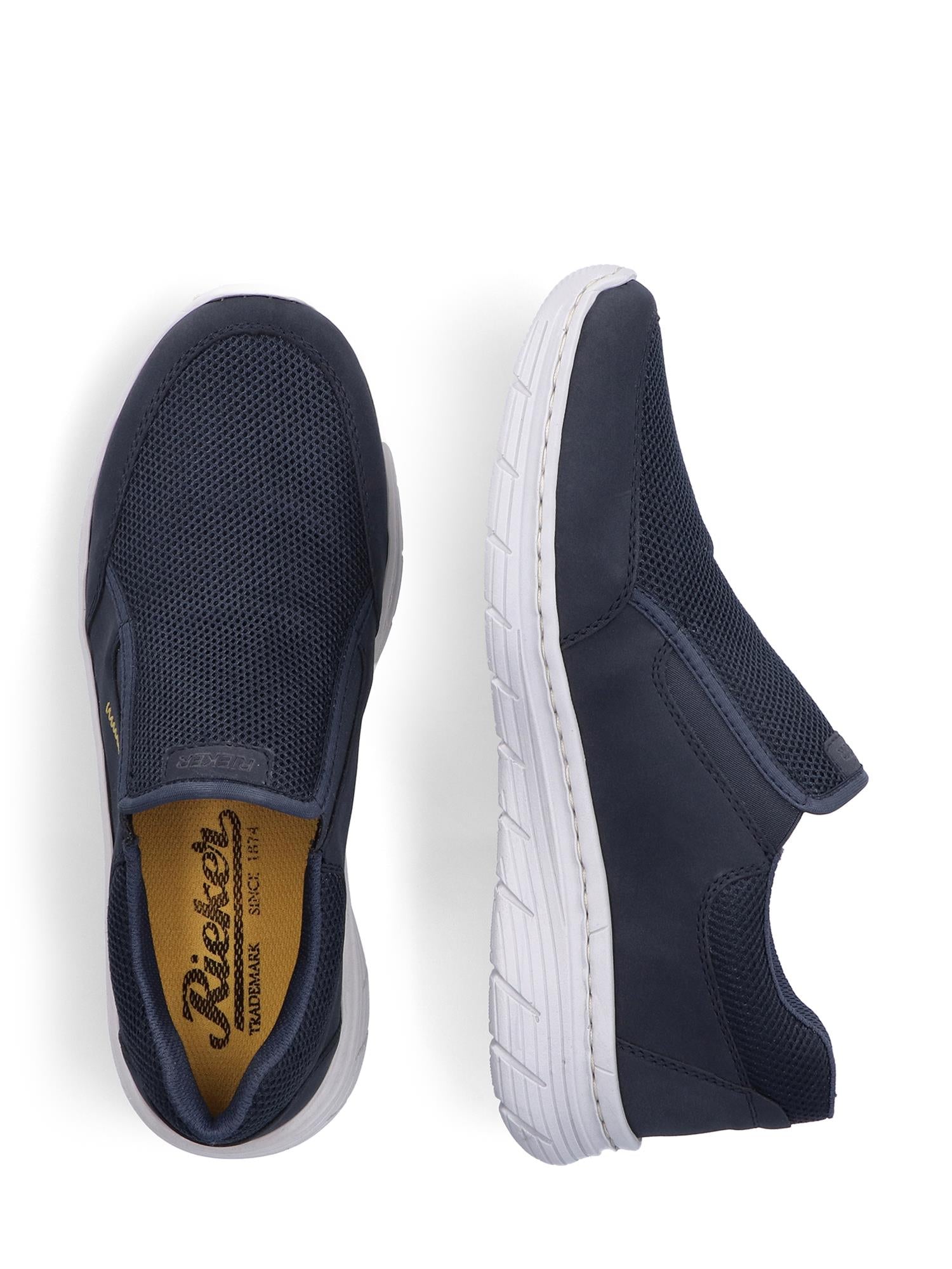 06789 Rieker Marineblå Slip-in fra Rieker Comfort & Style har overdel i mesh, hvite såler og en brun innersåle med merkets logo. Vist på en hvit bakgrunn: én sko sett ovenfra, den andre sett fra siden.