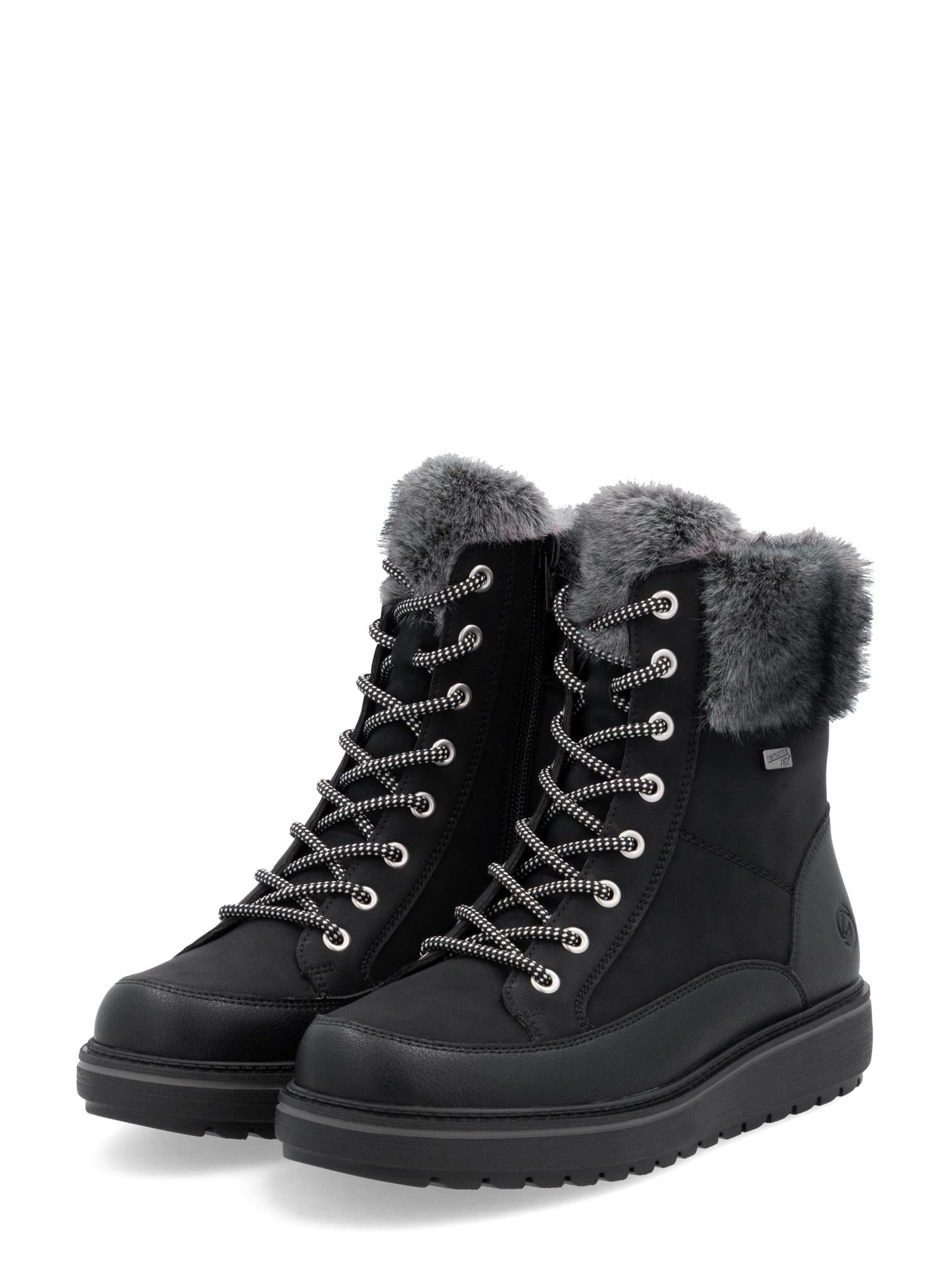 Et par Remonte 05006 Premium Leather TEX sorte vinterstøvler i skinn med tykke såler, sølvfargede øyer og grå imitert pelskant øverst, vist mot en hvit bakgrunn.