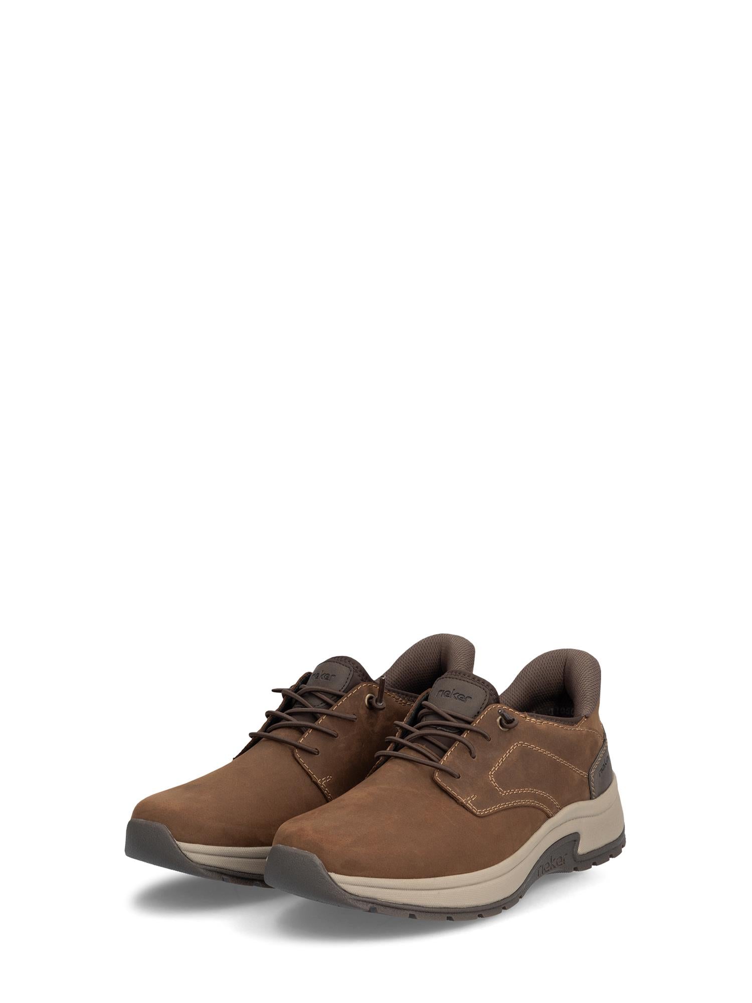 04806 Rieker Sporty Suede Sneaker fra Rieker Comfort & Style er en brun casual snøresko med mørke såler, lyse mellomsåler og en fleksibel såle, vist mot en hvit bakgrunn.