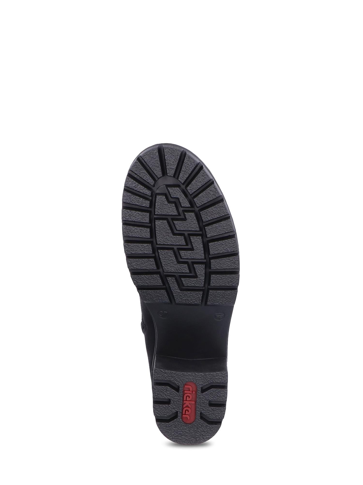 Bildet viser den svarte gummisålen til 04738 Rieker Warm-lined Boots fra Rieker Comfort & Style, med dype slitebaner og en rød Rieker-logo nær hælen, fotografert mot en vanlig hvit bakgrunn.