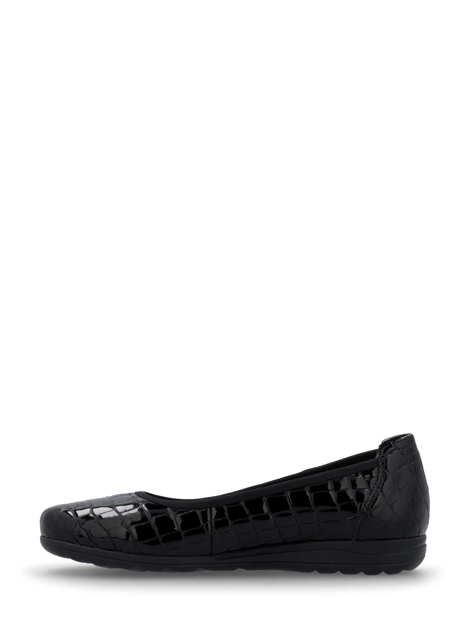 03782 Rieker Black Croc Patent Ballerina fra Rieker Comfort & Style har en krokodillelignende tekstur og vises i profil mot en vanlig hvit bakgrunn.