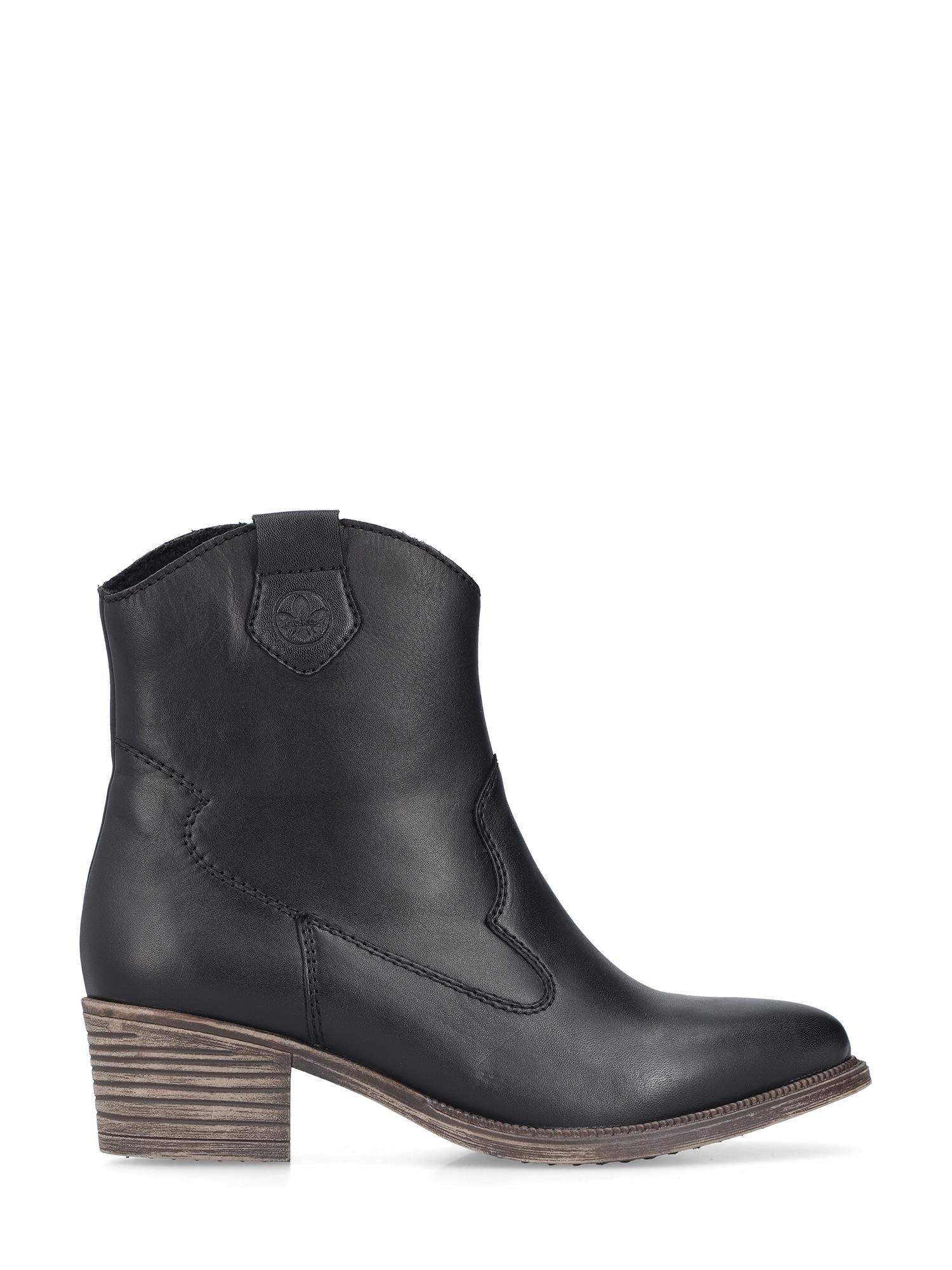 04859 Rieker Leather Cowgirl Boot fra Rieker Comfort & Style er en svart ankelstøvel i skinn med lav, stablet trehæl, dekorative sømmer og en trekkflik, vist i profil mot en hvit bakgrunn.