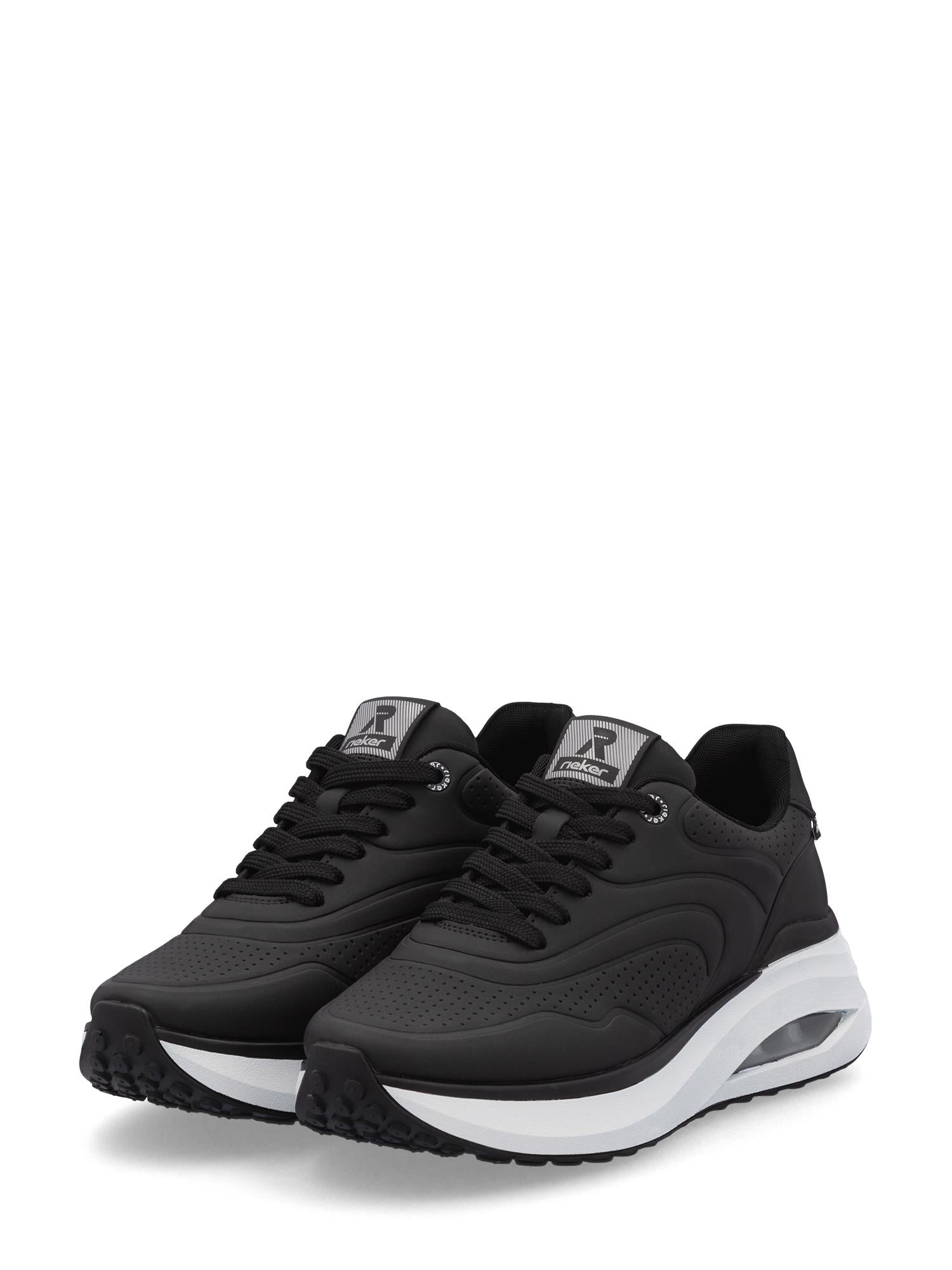 03568 Rieker DrySport-sneakeren fra Rieker Comfort & Style har svarte veganske materialer, tykke hvite såler, svarte lisser, en grå logo på pløsen og tilbyr pustende komfort. Vises på en hvit bakgrunn.