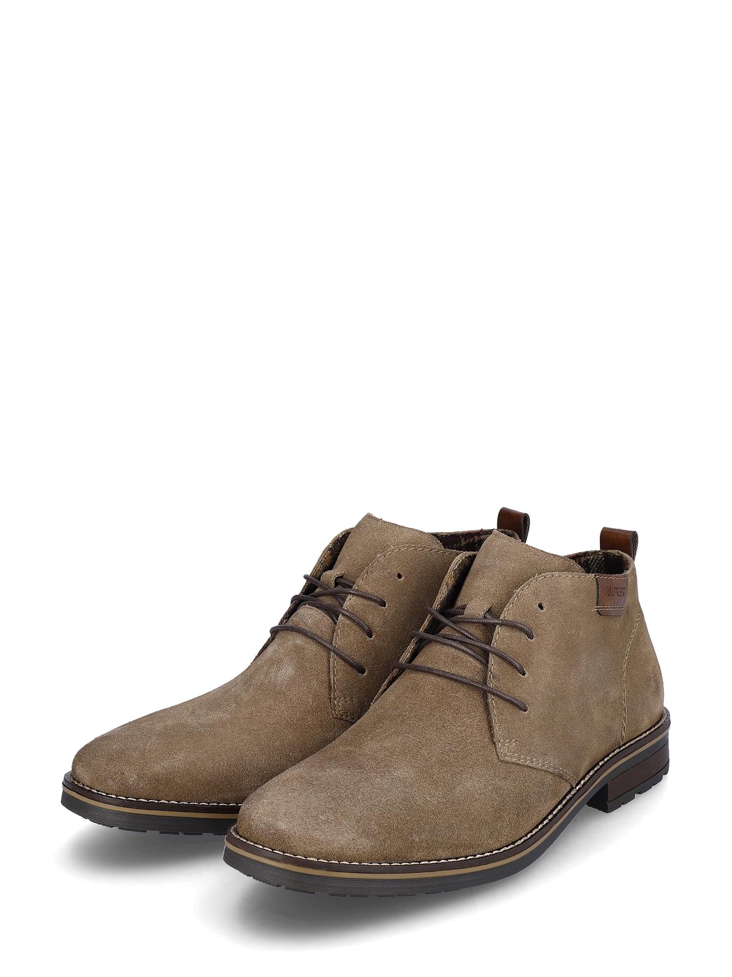 04494 Rieker Mens Suede Short Boot fra Rieker Comfort & Style har lysebrunt semsket skinn, mørkebrune lisser og såler, pluss moderne komfort, vist på en hvit bakgrunn.