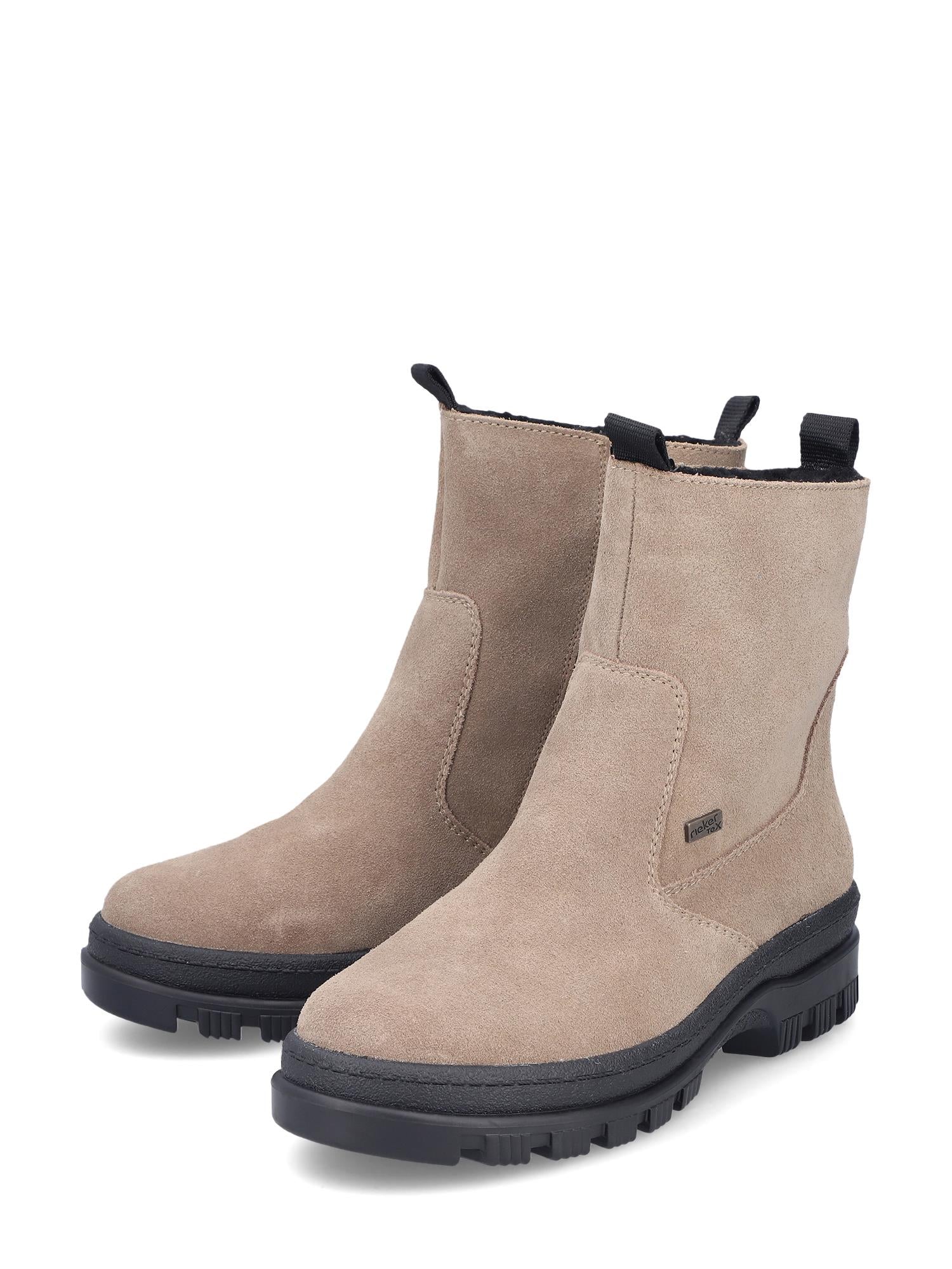 Et par 05039 Rieker Leather Tex Varmfôret med brodder-støvler fra Rieker Comfort & Style i lysebrun semsket skinn med svarte trekkfliker og kraftige, svarte gummisåler med Rieker Grip, vist side om side på en hvit bakgrunn.
