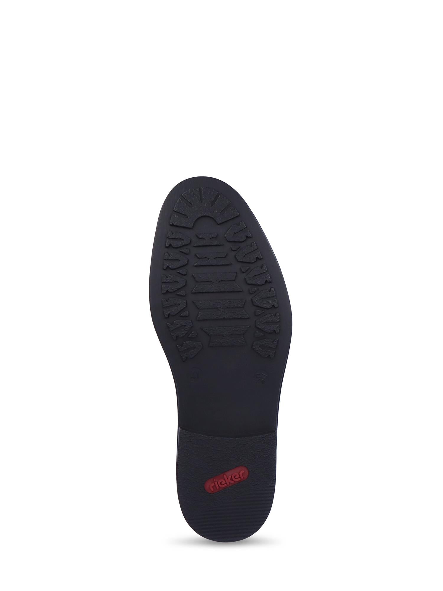 04367 Rieker Toffee Leather Dressko fra Rieker Comfort & Style har en svart såle med teksturert slitebane, en rød Rieker-logo nær hælen og komfortbrett for ekstra komfort, vist mot en hvit bakgrunn.