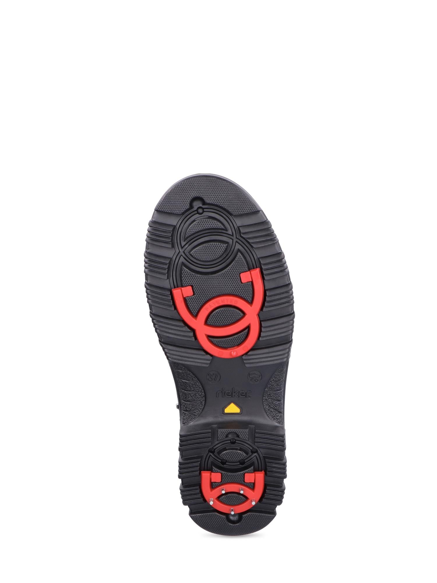 Bildet viser den svarte sålen på 05038 Rieker Leather tex varmfôret med brodder fra Rieker Comfort & Style, med unikt rødt mønster og strukturerte riller for grep - ideelt for glatt skinn med RiekerTEX-membran.