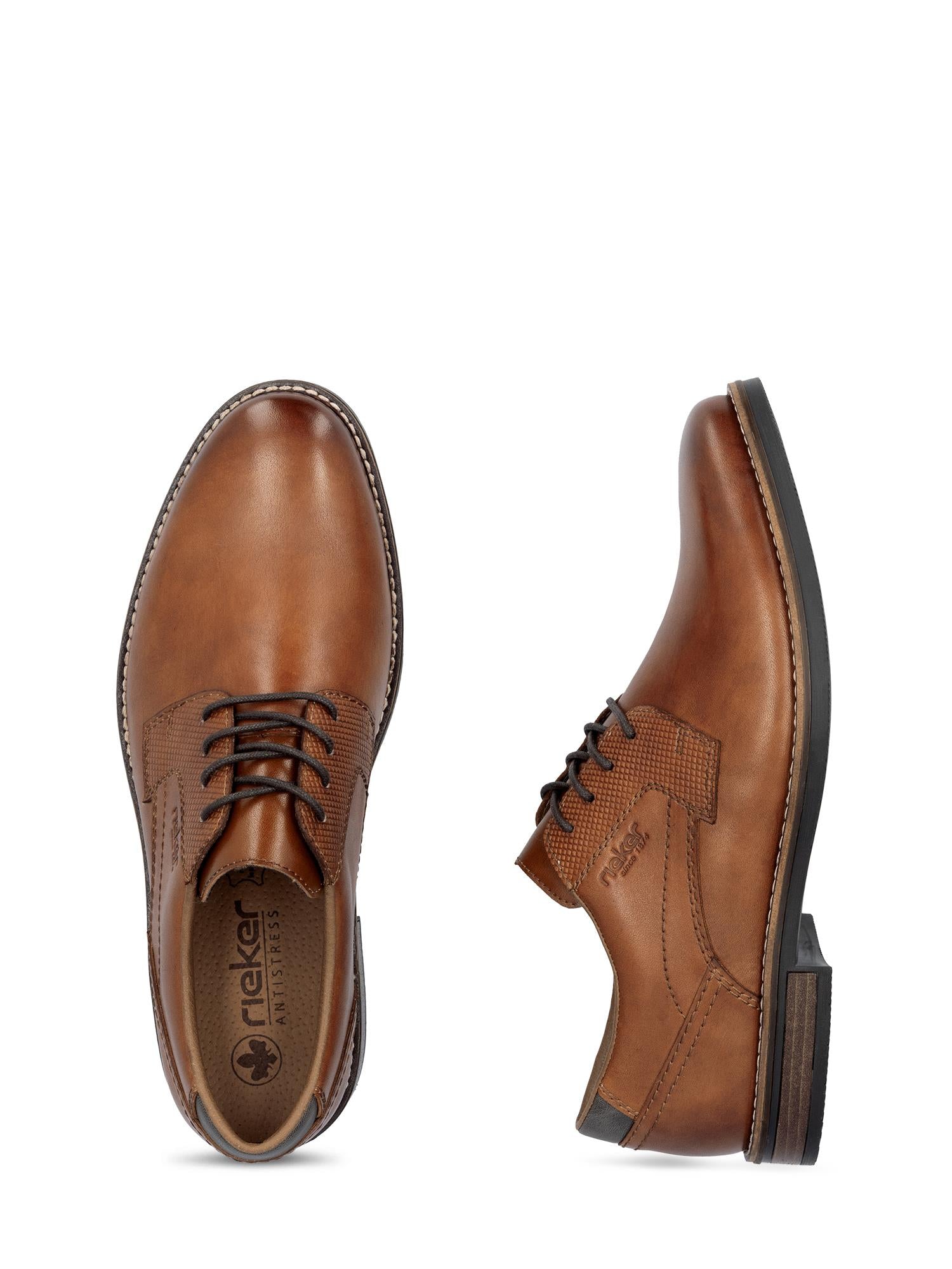 Et par 04886 Rieker Classic Leather Brown Dressko fra Rieker Comfort & Style vist ovenfra for å fremheve lisser og sømmer, og fra siden for å vise sålen, hælen og det teksturerte panelet for klassisk design og komfortabel gange.