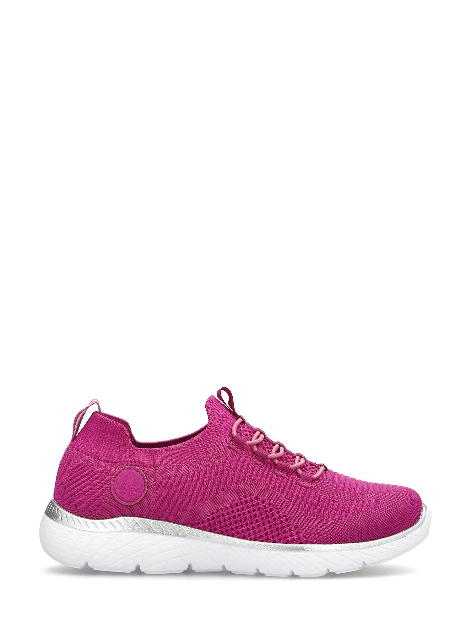 07559 Rieker Sport & Style-sneakeren fra Rieker Sport har en knallrosa nettingstrikket overdel, hvit teksturert EVA-yttersåle, rosa lisser, MemoSoft-innersåle og en trekkflik ved hælen, vist i profil mot hvit bakgrunn.