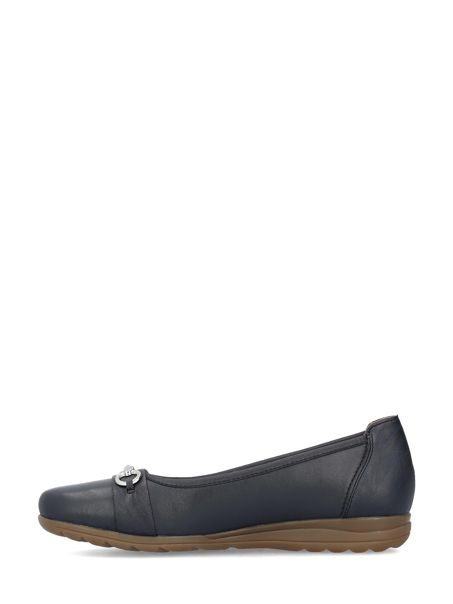 07555 Rieker Blue Leather Ballerina fra Rieker Comfort & Style har en avrundet tå, brunfarget gummisåle og en metallisk spennedetalj. Denne komfortable dameskoen er vist i profil mot en hvit bakgrunn.