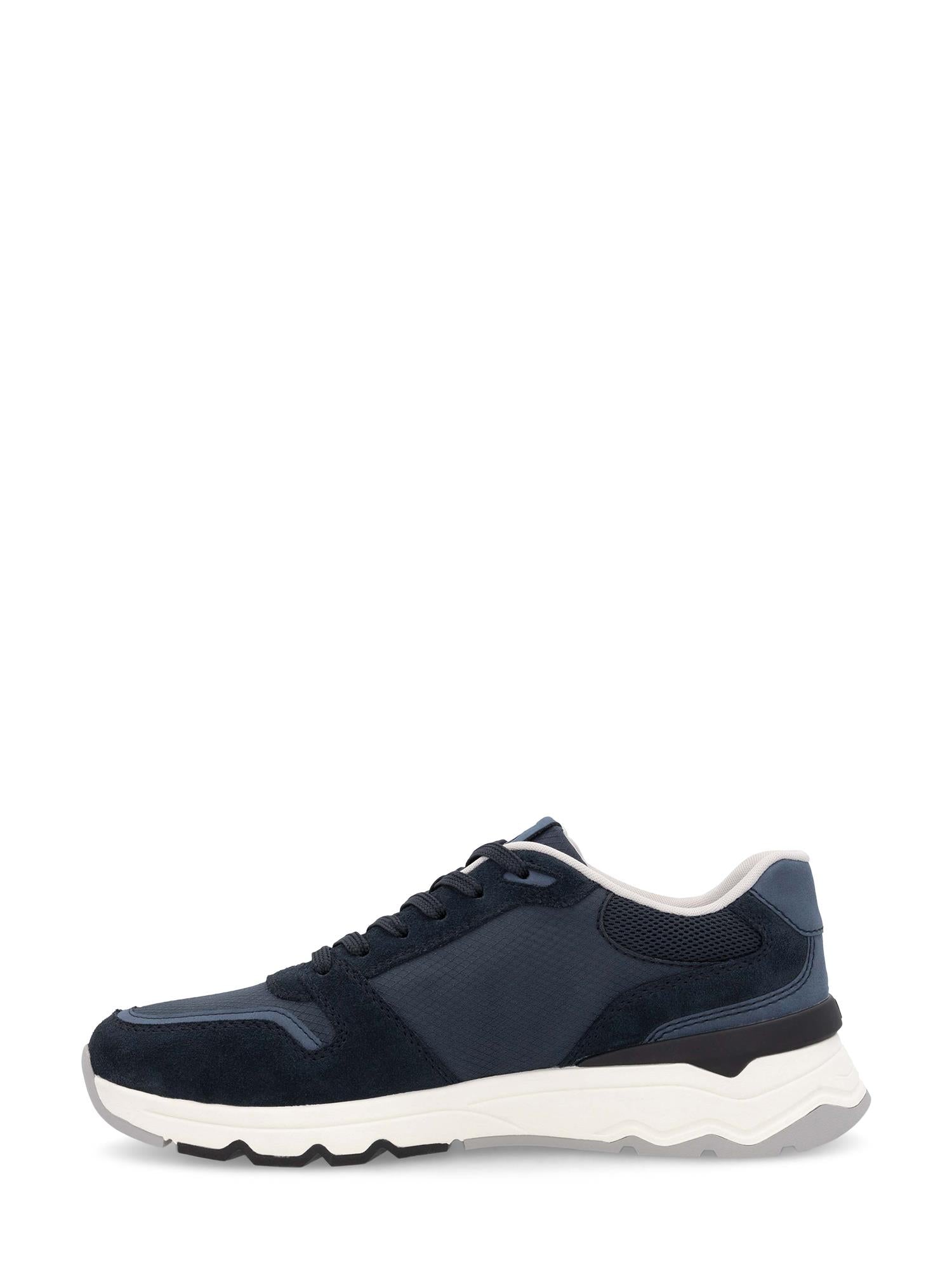03314 Rieker BlueMotion Herresneakers fra Rieker Sport har et marineblått design med svarte lisser, svarte detaljer og en kraftig hvitgrå såle – en blanding av komfort og stil. Vist i sideprofil mot en hvit bakgrunn.