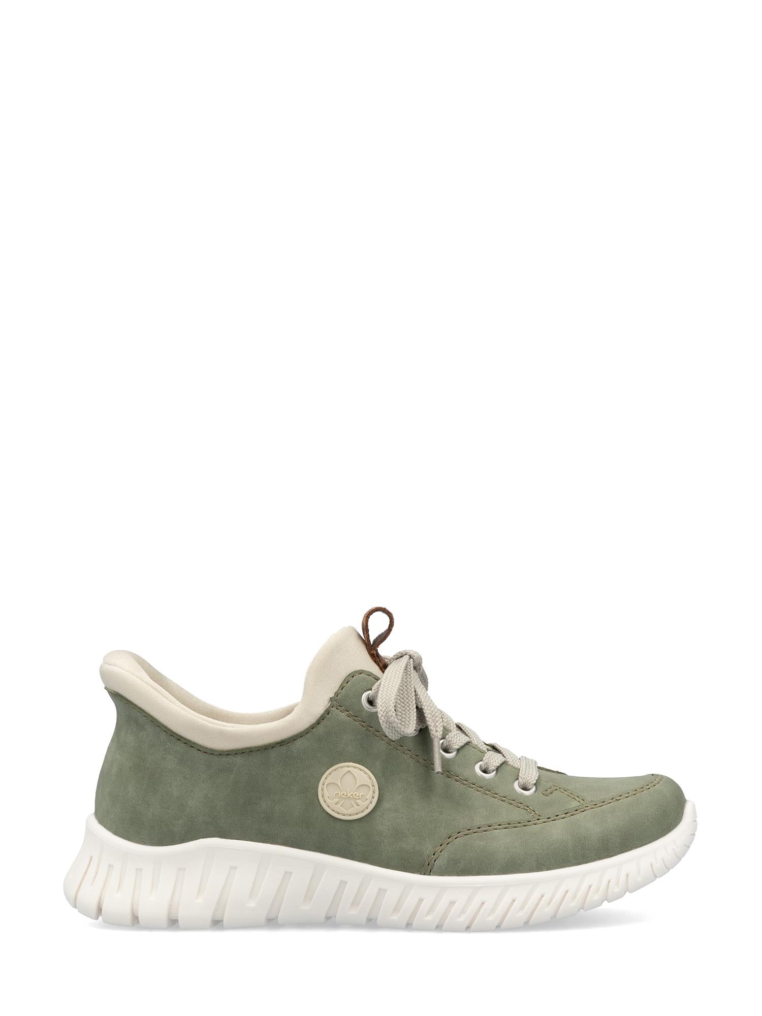 03256 Rieker Olive Ready2Go Slip-on fra Rieker Comfort & Style har beige lisser, beige kant, en tykk hvit såle og emblem på siden - disse komfortable damesneakers er ideelle for uformell, sporty hverdagsbruk.