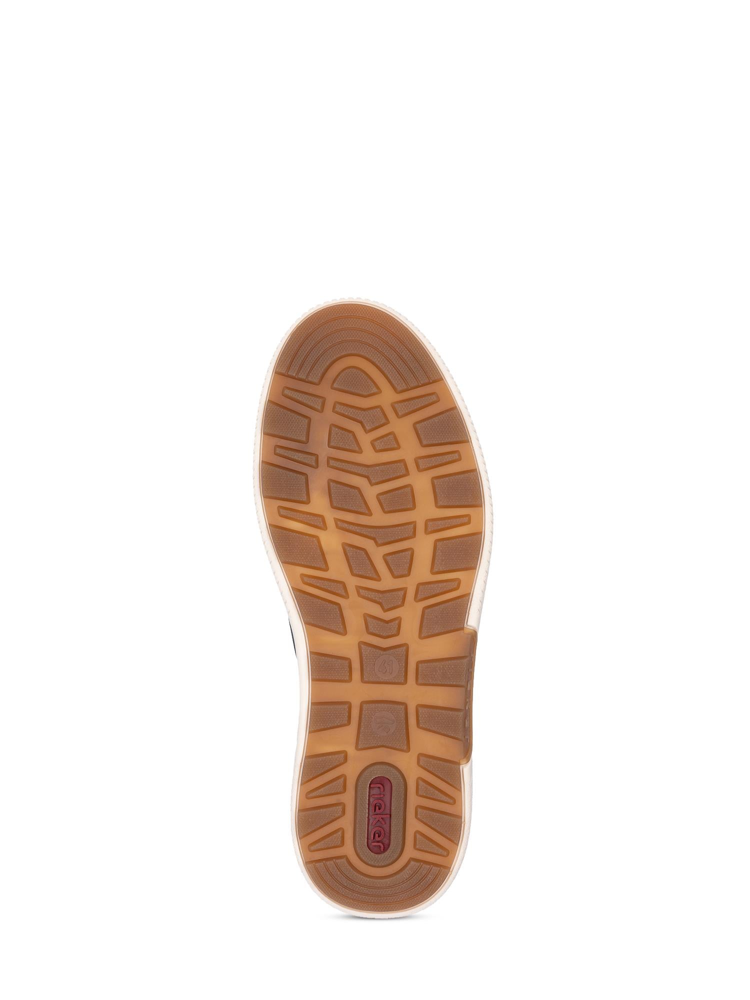 Bildet viser undersiden av 03056 Rieker Navy Wide Comfort Slip-on fra Rieker Comfort & Style, med en lysebrun, sklisikker såle med dype riller og strukturert mønster for bedre grep.